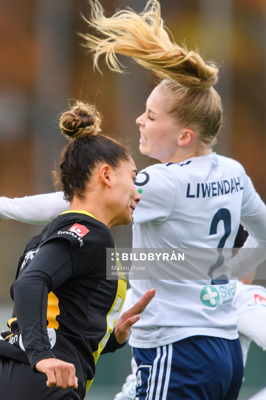 Hammarbys Caroline Rodrigues gör 0-1 i nickduell med Älvsjös Moa Liwendahl under fotbollsmatchen i Elitettan mellan Älvsjö och Hammarby den 31 oktober 2020 i Stockholm.