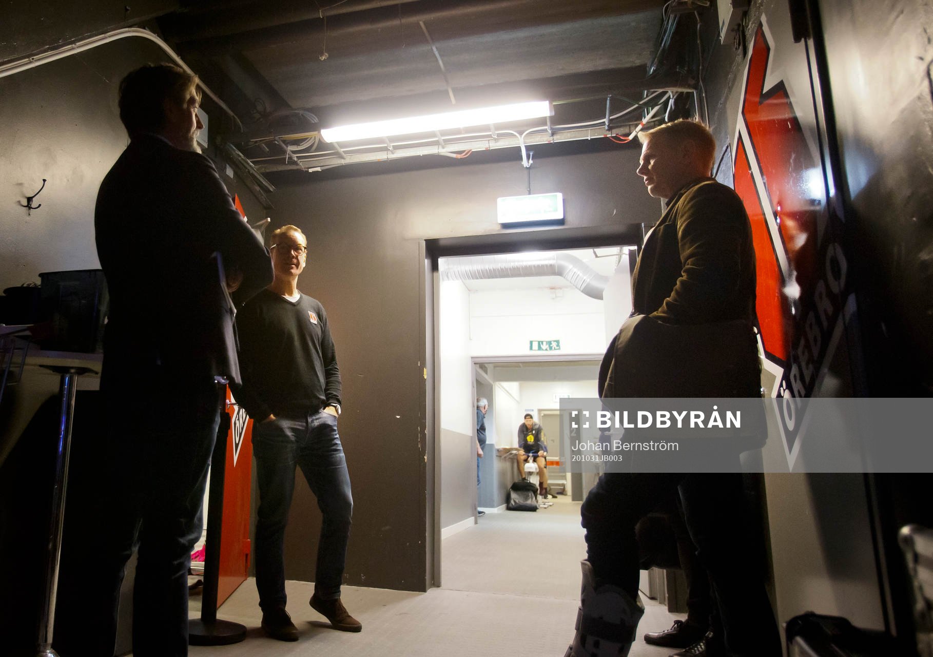 Örebros tränare Niklas Eriksson pratar med Åke Unger och