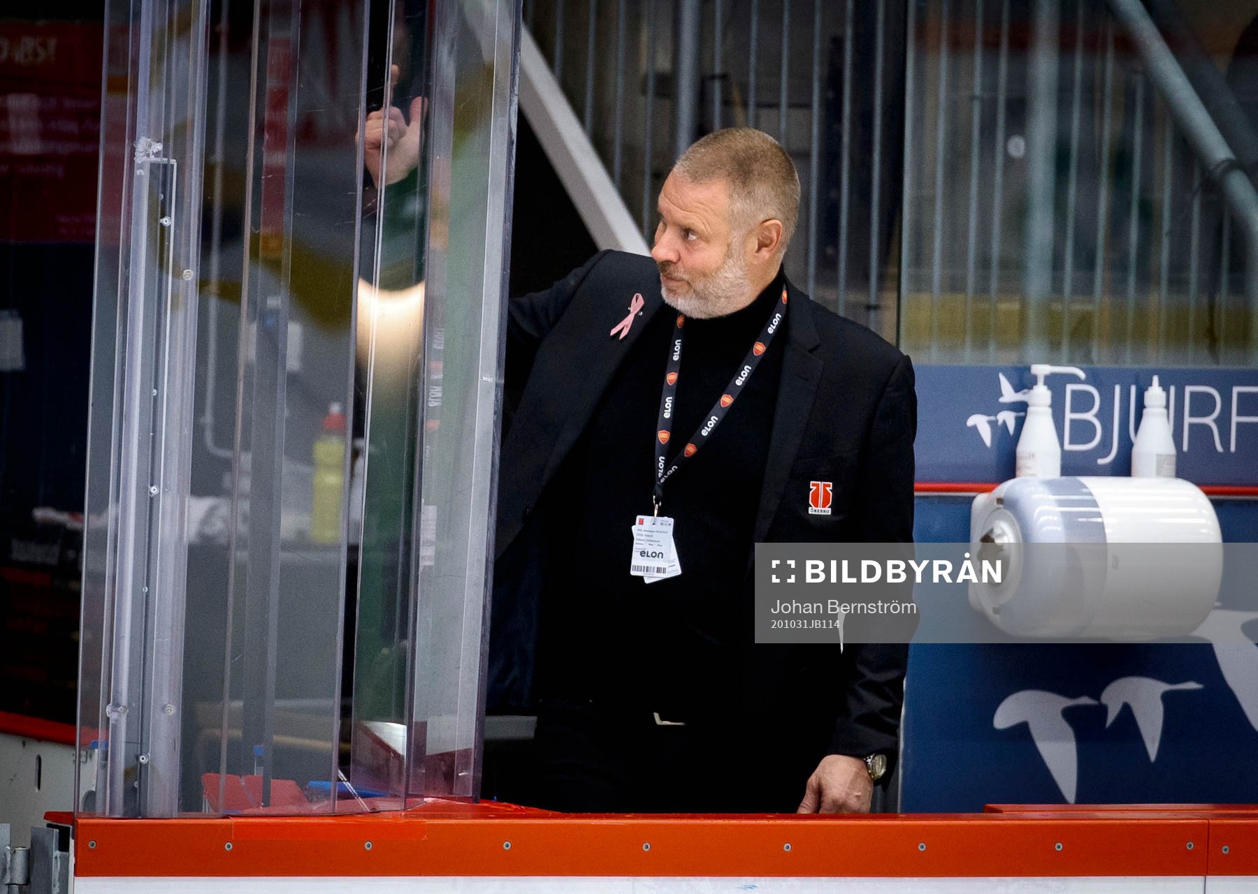 Örebro Hockeys VD Mikael Johansson gör tummen upp