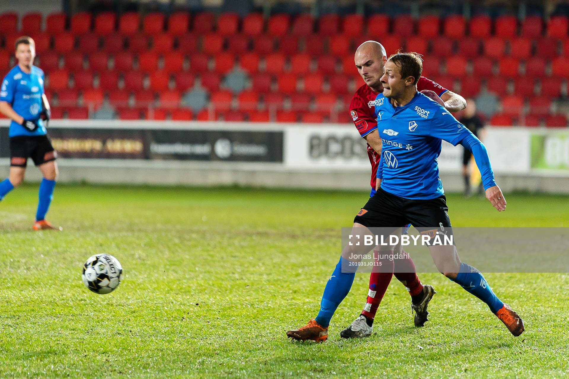 Östers Jonathan Drott i kamp med Halmstads Joel Allansson under fotbollsmatchen i Superettan mellan Öster och Halmstad den 31 oktober 2020 i Växjö.