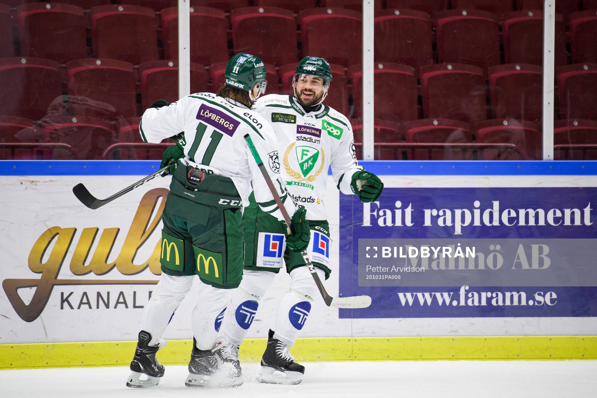 Färjestads Jens Westin och Joakim Nygård jublar