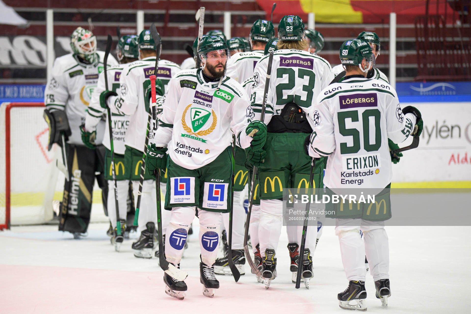 Färjestads Jesse Virtanen jublar med lagkamrater