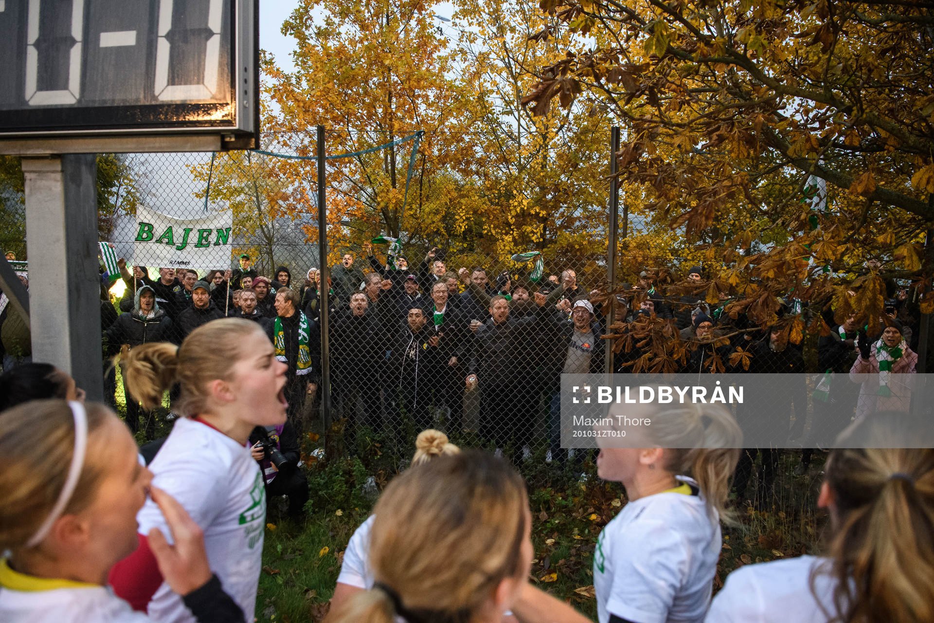 Hammarbys spelare jublar mot supportrar