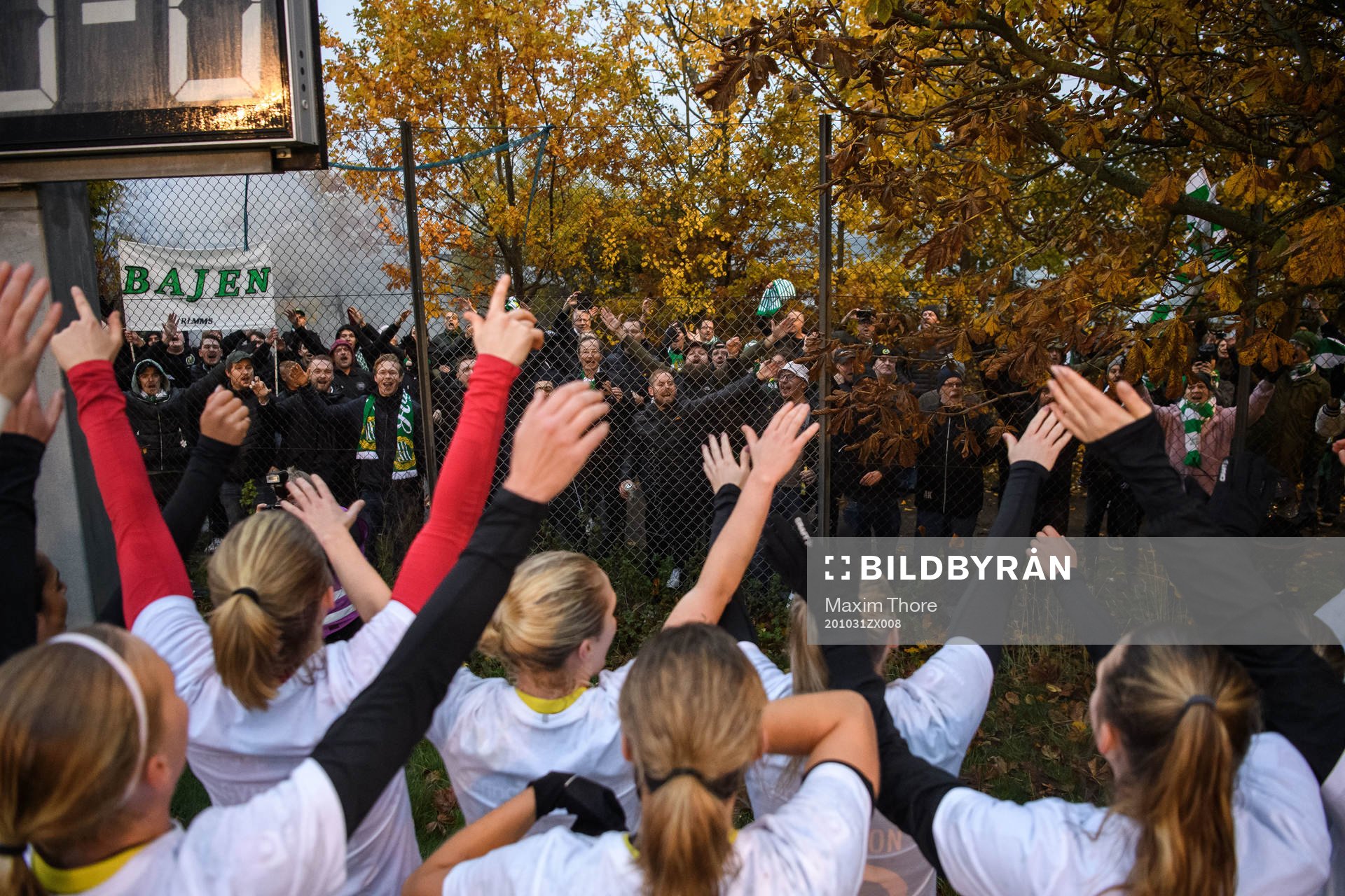Hammarbys spelare jublar mot supportrar
