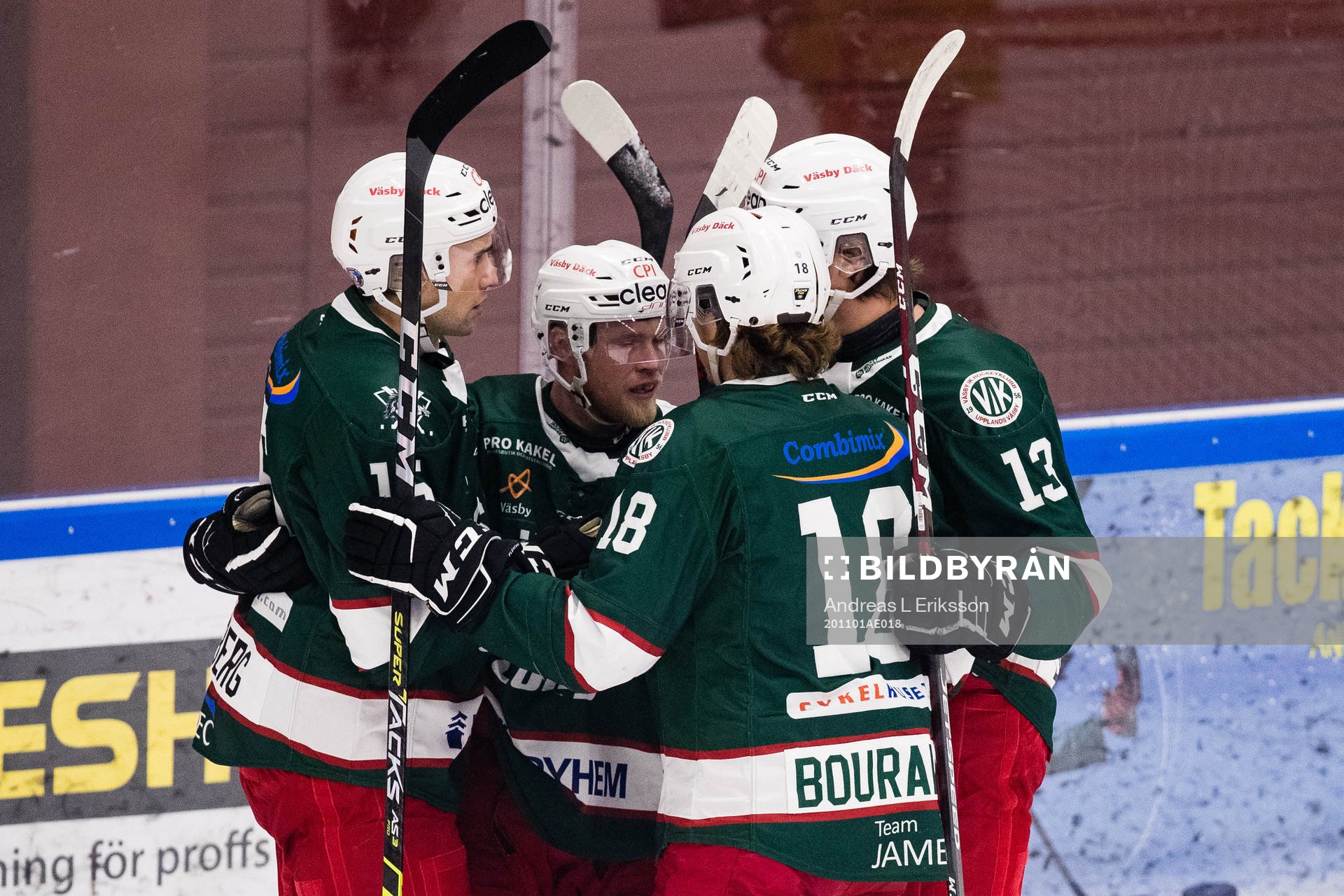 Väsbys Sebastian Bengtsson (m) jublar tillsammas med