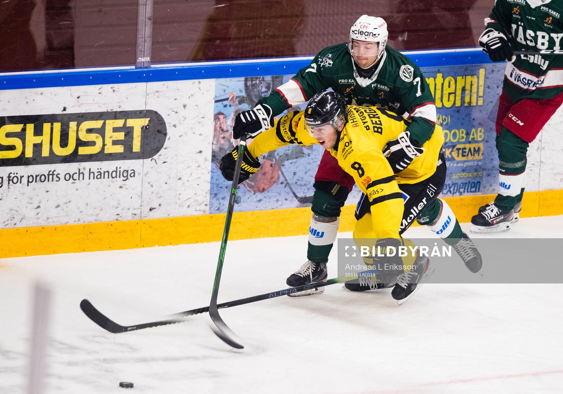 Väsbys Henrik Rommel och Västerås Gustav Berglund i kamp