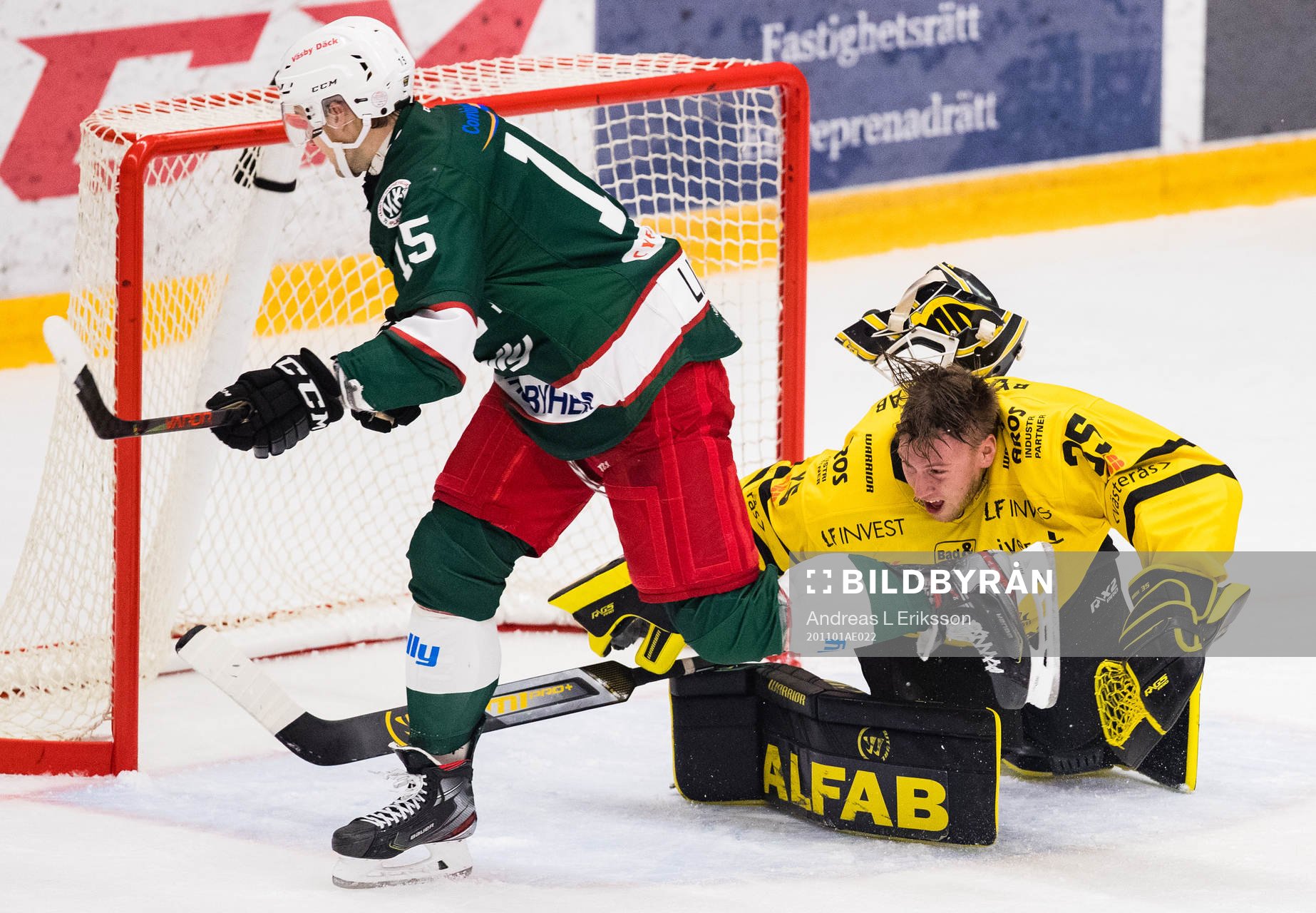Väsbys Tobias Lindberg kör på Västerås målvakt Emil