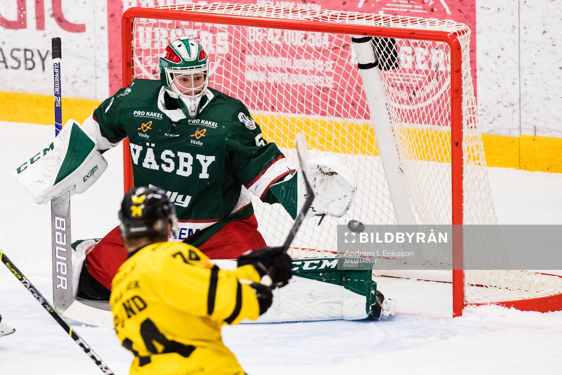Västerås Rasmus Asplundgör 3-2 bakom Väsbys målvakt
