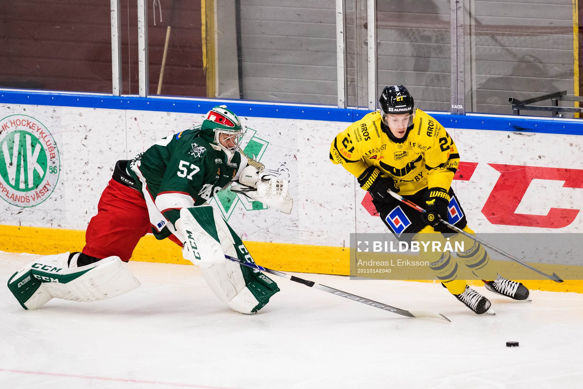Väsbys målvakt Henrik Lundberg och Västerås Sebastian