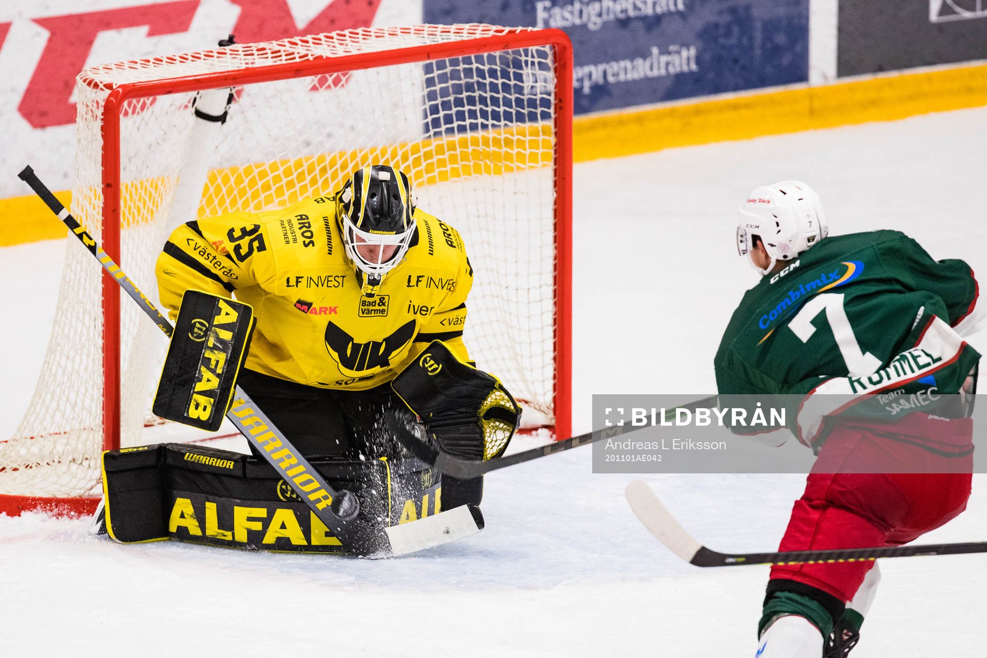Västerås målvakt Emil Kruse stoppar en puck från