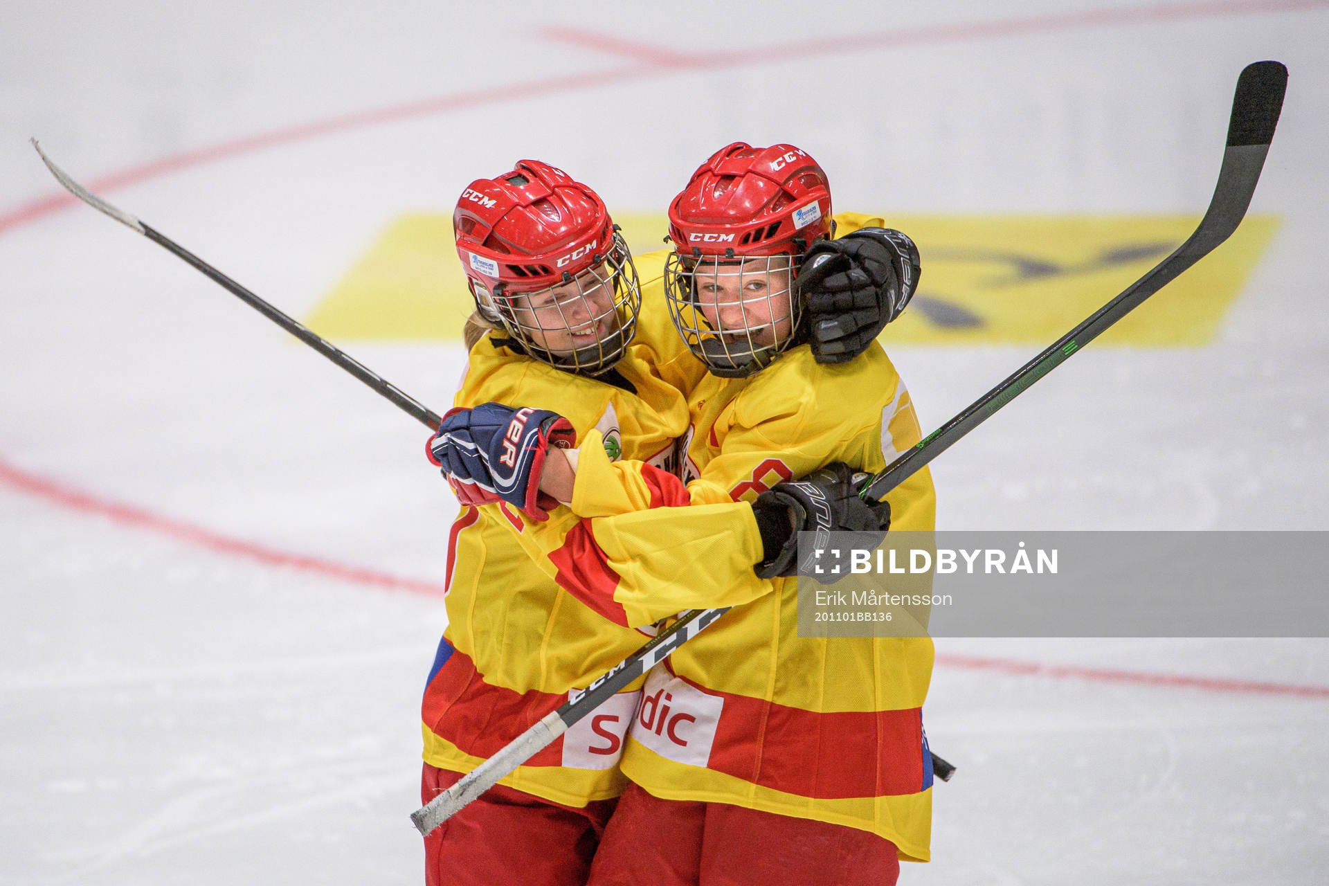 Smålands Kajsa Karlsson och Hilda Svensson jublar