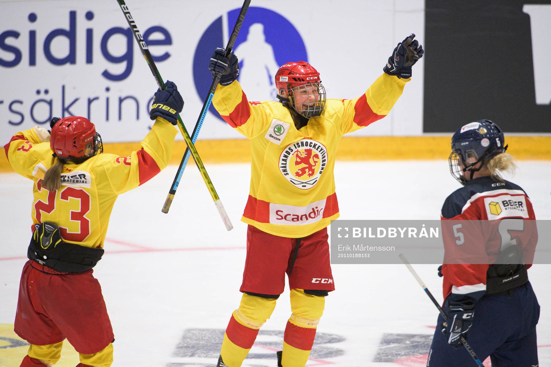 Smålands Mira Jungåker och Jenna Raunio jublar