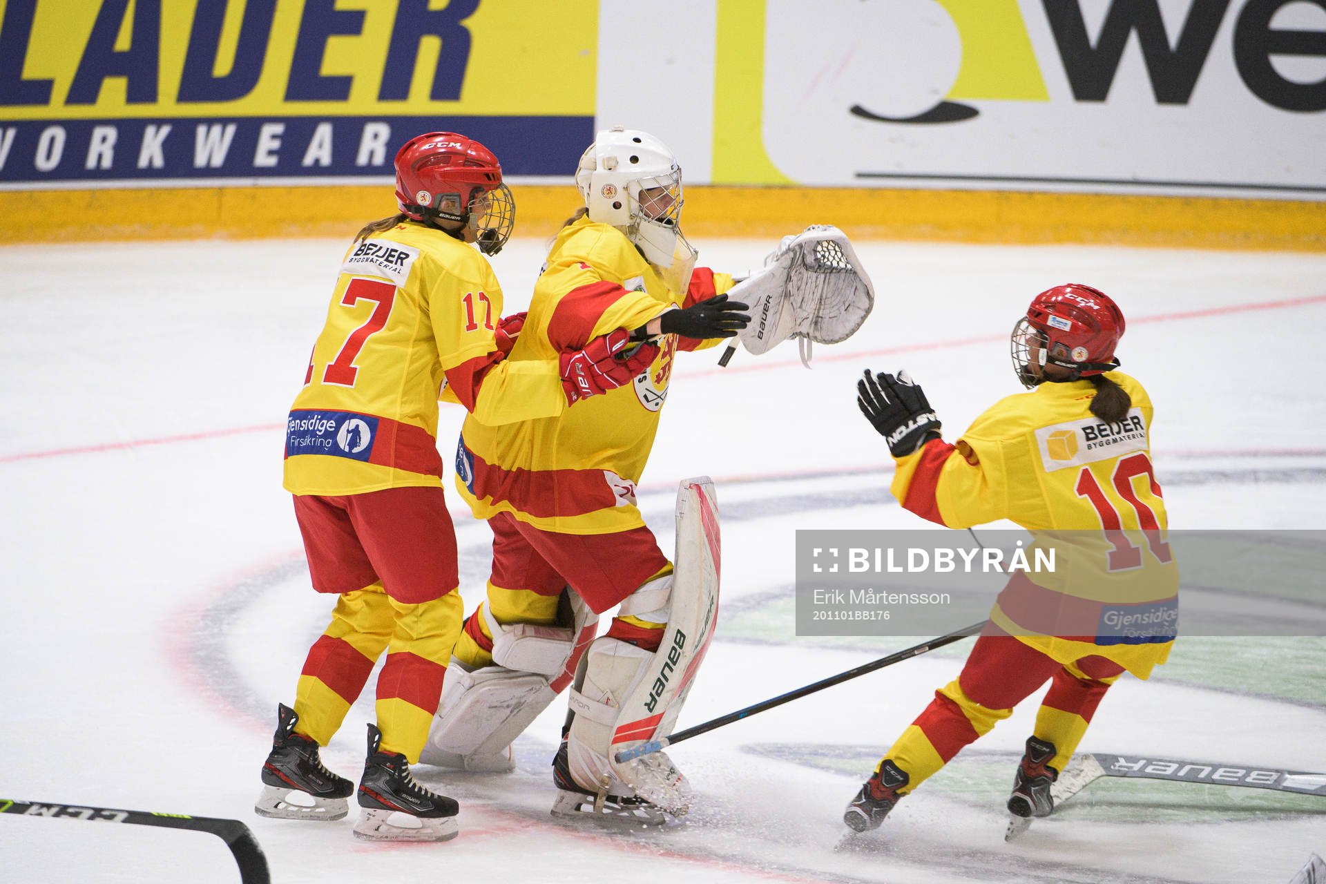 Smålands Moa Andersson, målvakt Ida Henriksson och Sofie