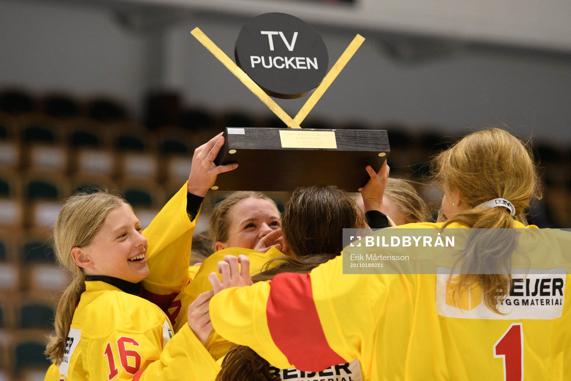 Smålands spelare jublar eter pokalen
