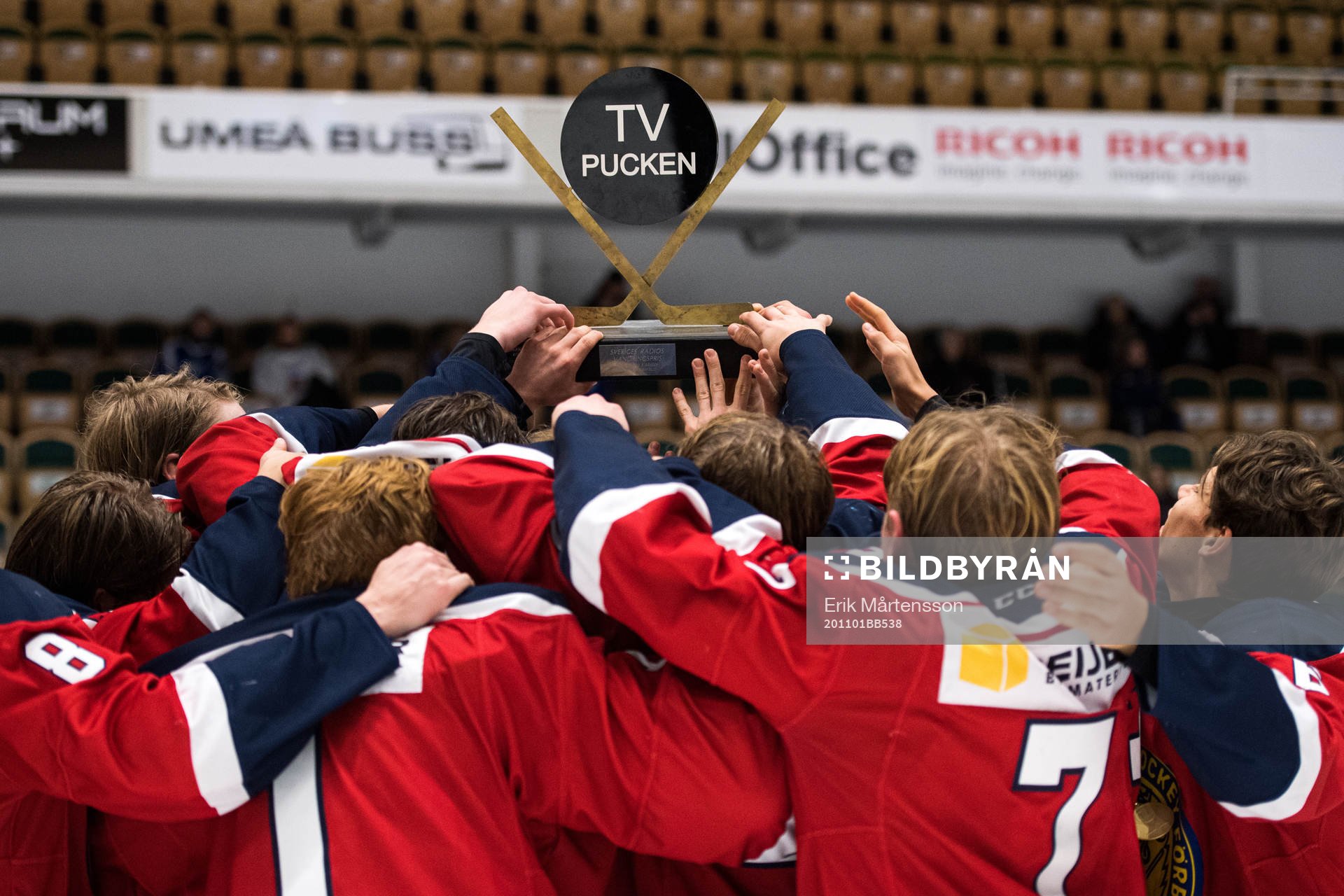 Stockholm Nords spelare jublar med pokalen