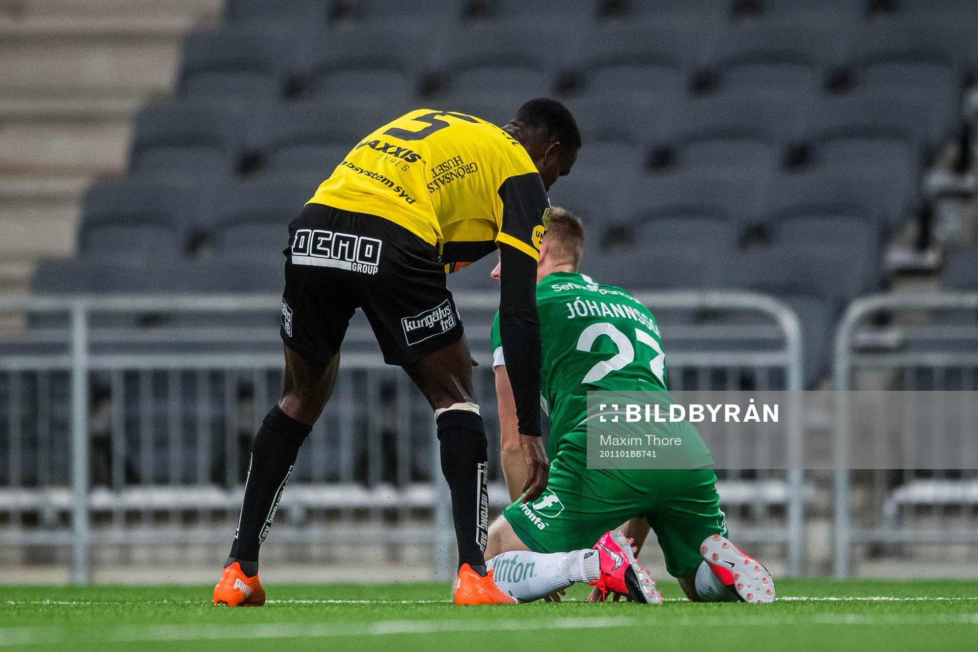 Häckens Godswill Ekpolo och Hammarbys Aron Johansson