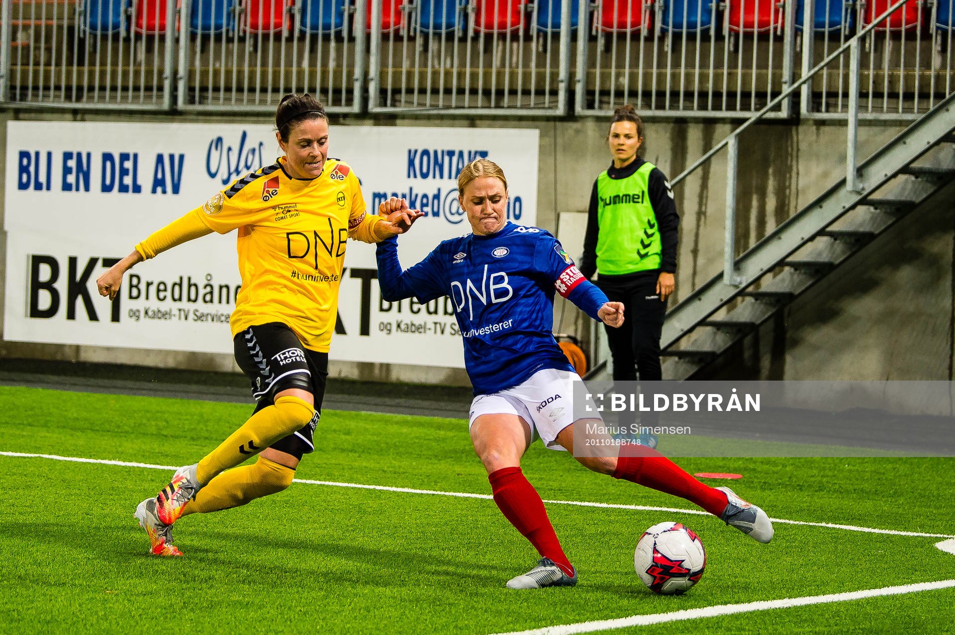 Karly Røstbakken of LSK Kvinner and Catherine Joan Bott of Vålerenga during the Toppserien football match between Vålerenga and LSK Kvinner on November 1, 2020 in Oslo.
