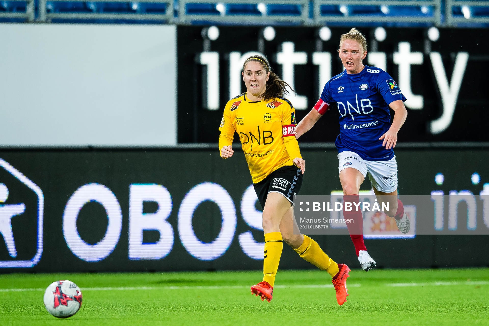 Karly Røstbakken of LSK Kvinner and Rikke Marie Madsen of Vålerenga during the Toppserien football match between Vålerenga and LSK Kvinner on November 1, 2020 in Oslo.