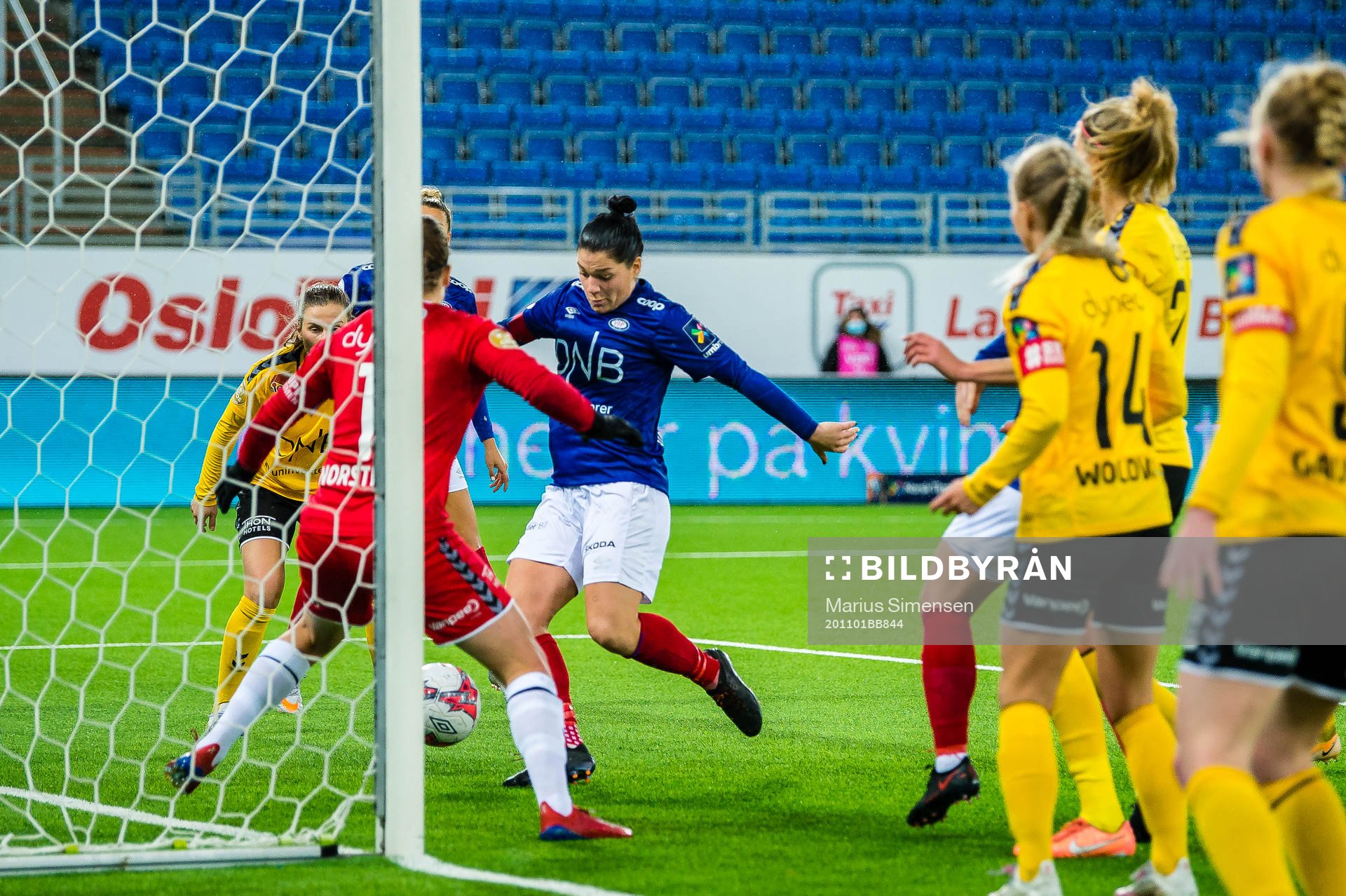 Dejana Stefanovic of Vålerenga scores the 3-0 goal