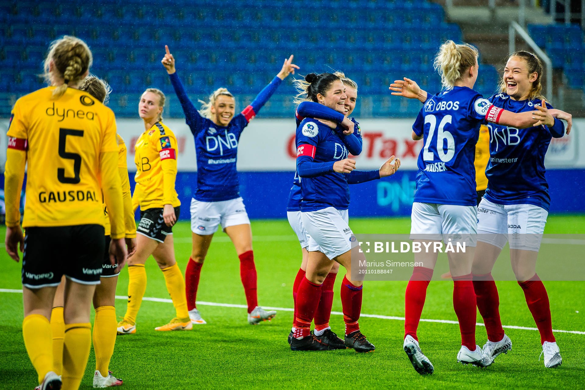 Dejana Stefanovic of Vålerenga celebrates
