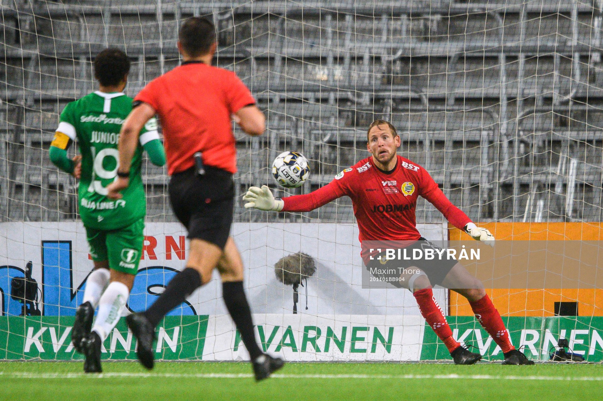 Hammarbys målvakt David Ousted med en räddning