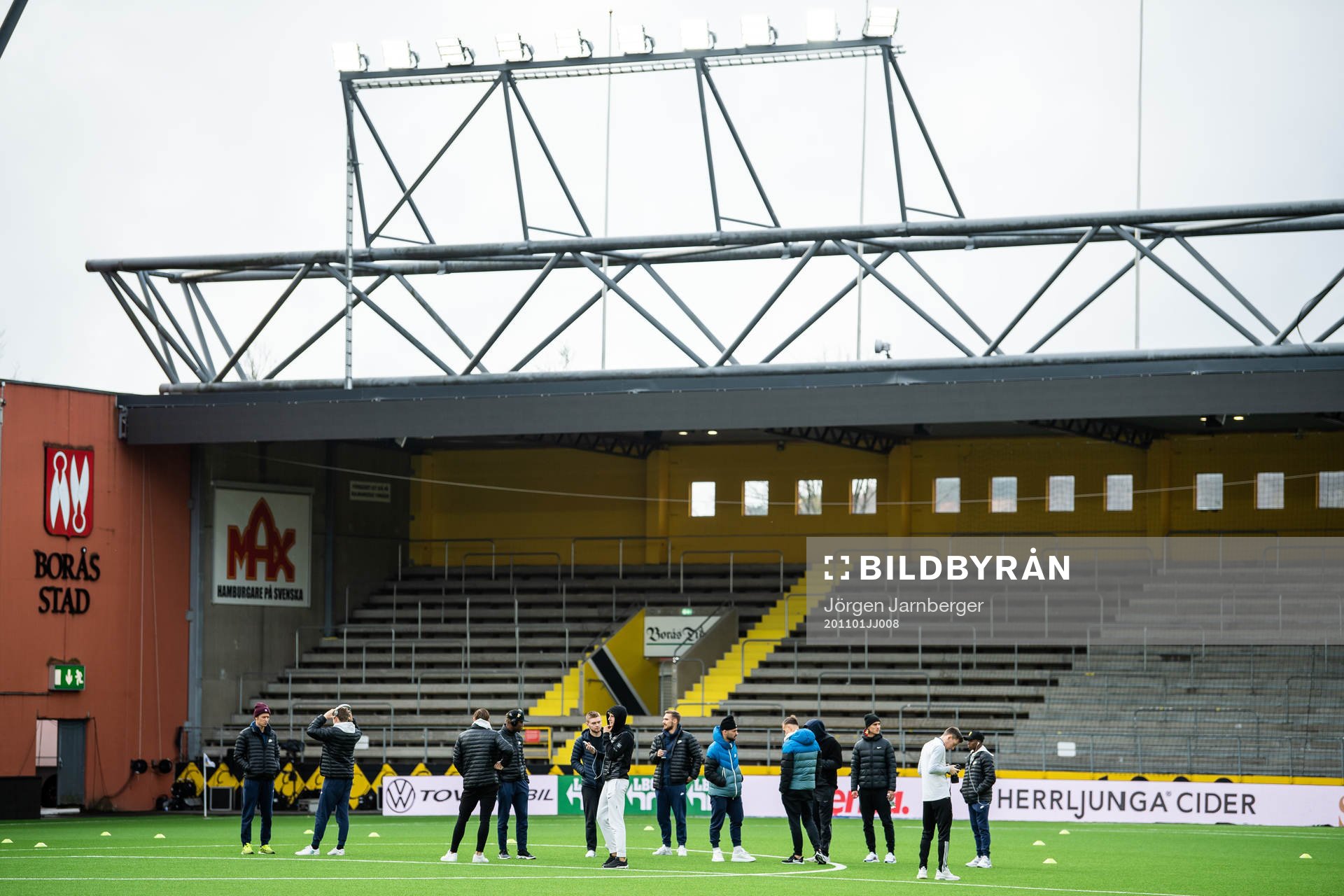 IFK Norrköpings spelare kollar planen