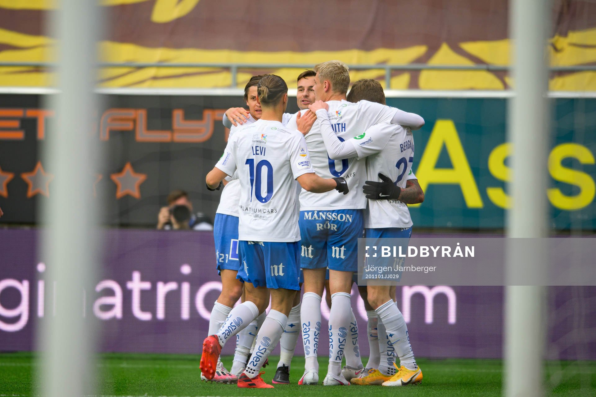 IFK Norrköpings spelare jublar med Sead Haksabanovic