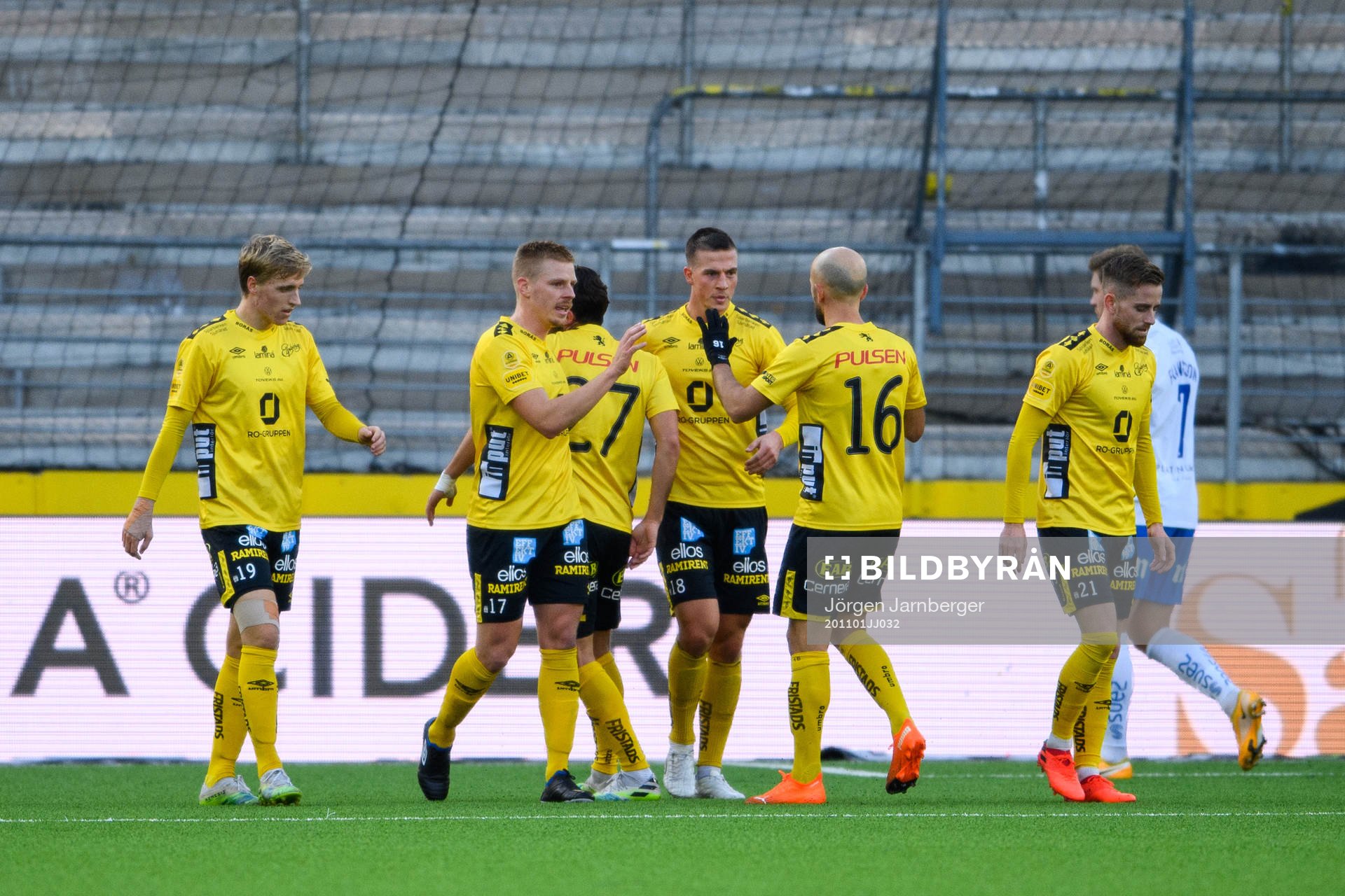 Elfsborgs spelare jublar med Simon Olsson jublar