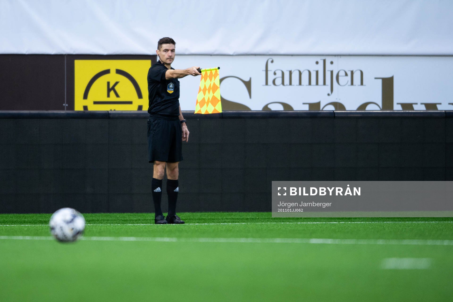Assisterande domaren vinkar offside