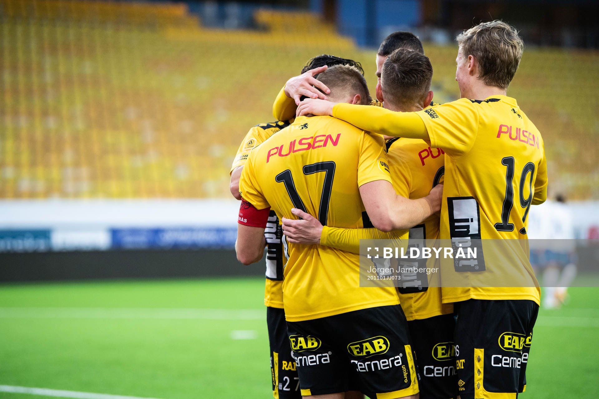 Elfsborgs Per Frick klappas om av lagkamraterna