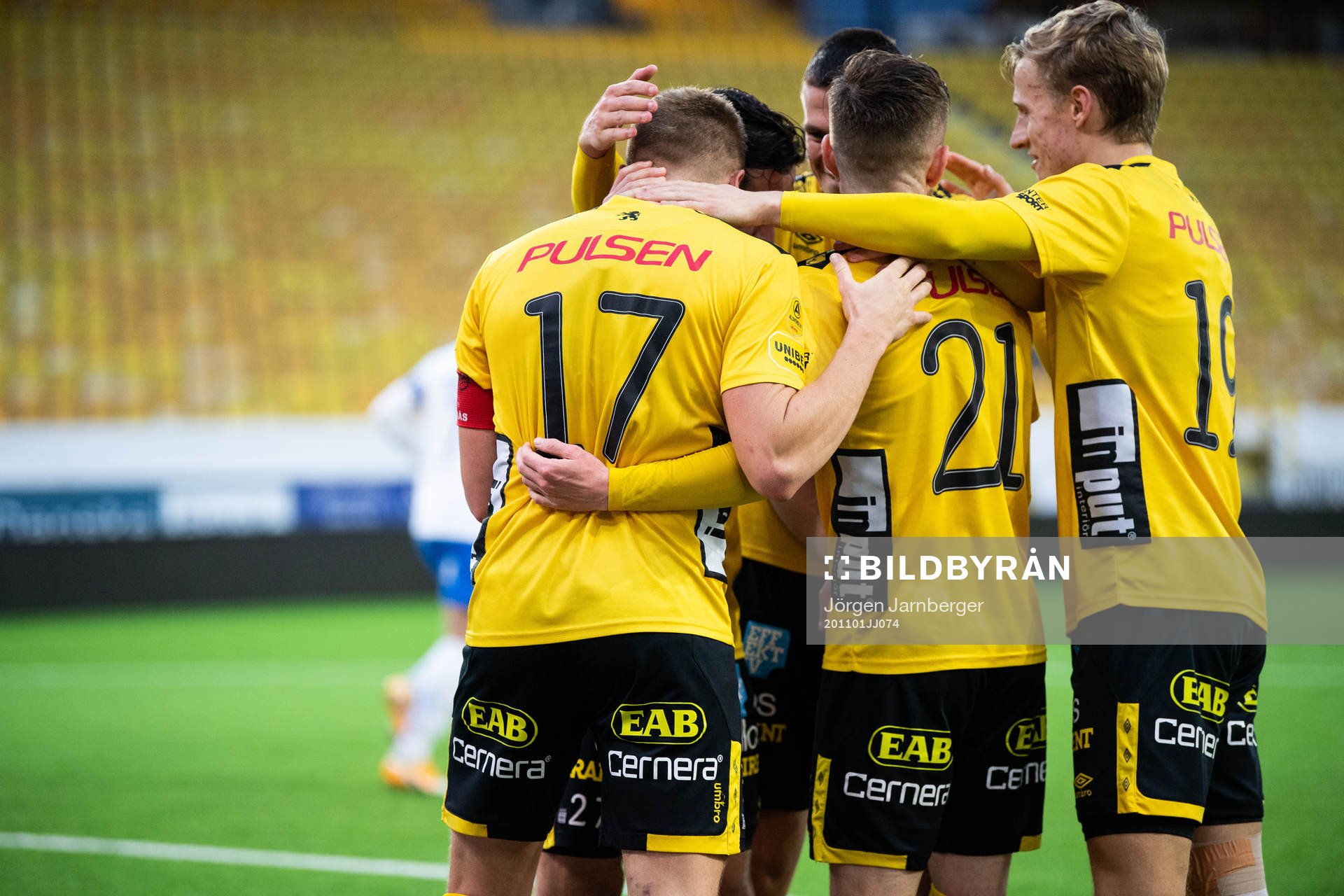 Elfsborgs Per Frick klappas om av lagkamraterna
