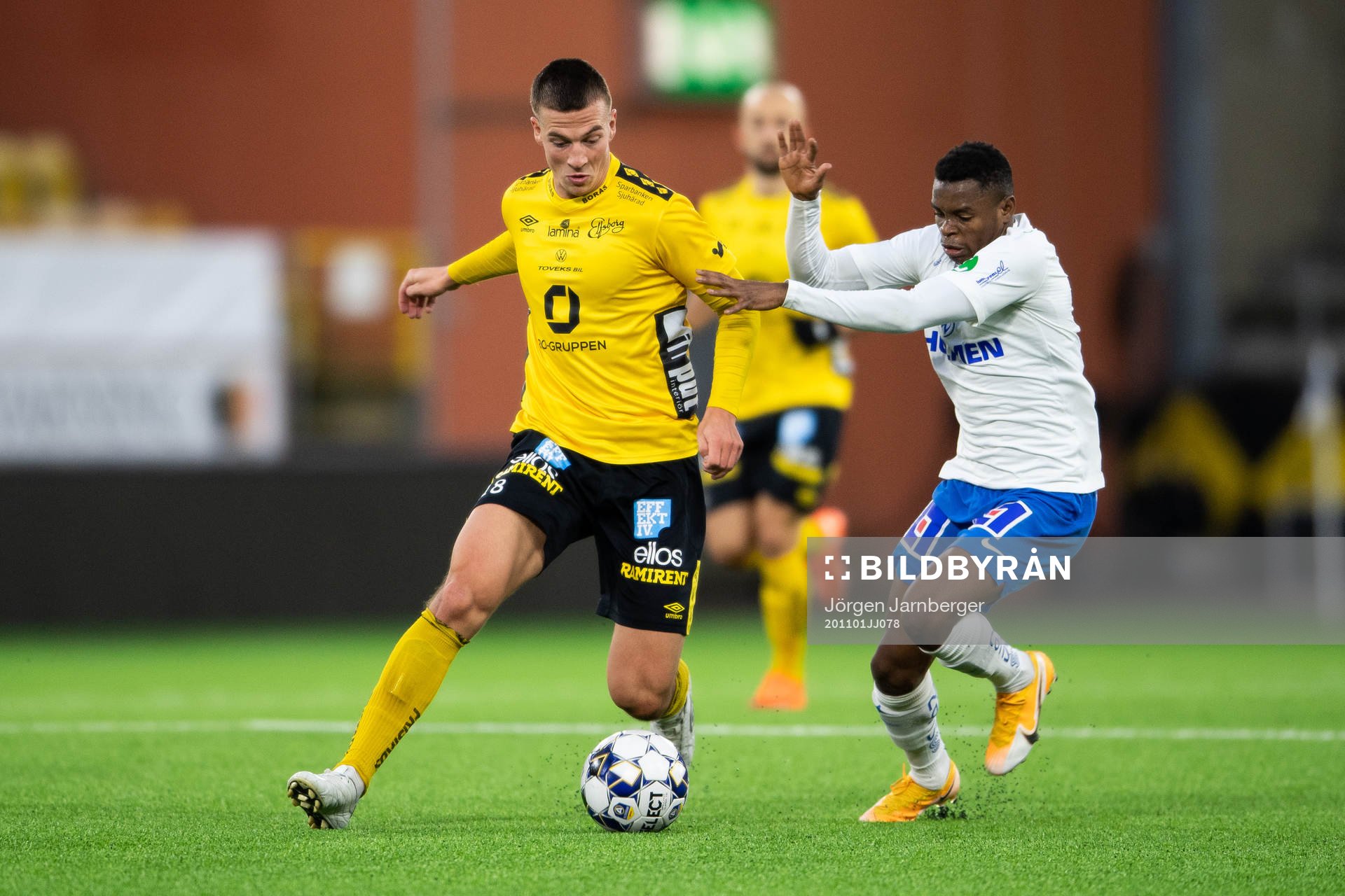 Elfsborgs Simon Olsson och IFK Norrköpings Abdulrazaq Ishaq