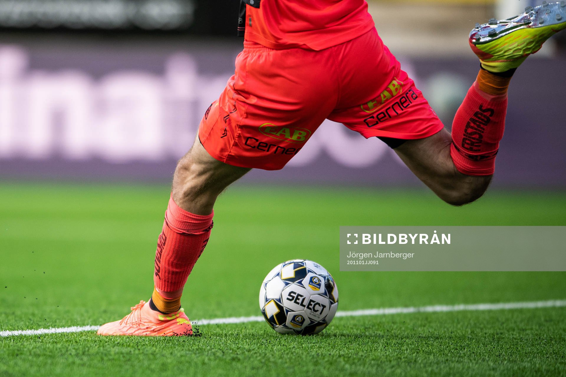 Elfsborgs målvakt Tim Rönning skjuter ut bollen