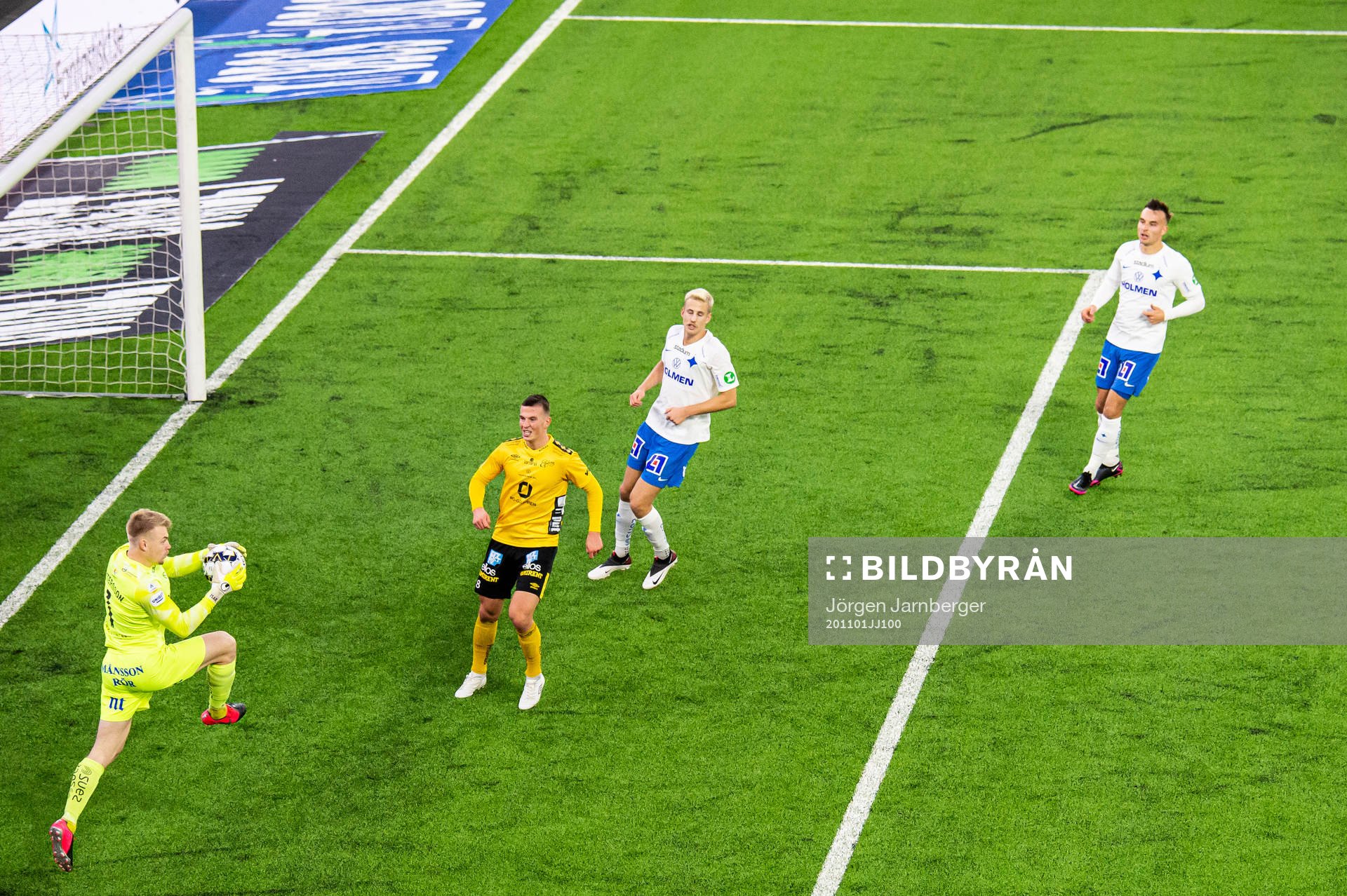 IFK Norrköpings målvakt Isak Pettersson tar ner bollen