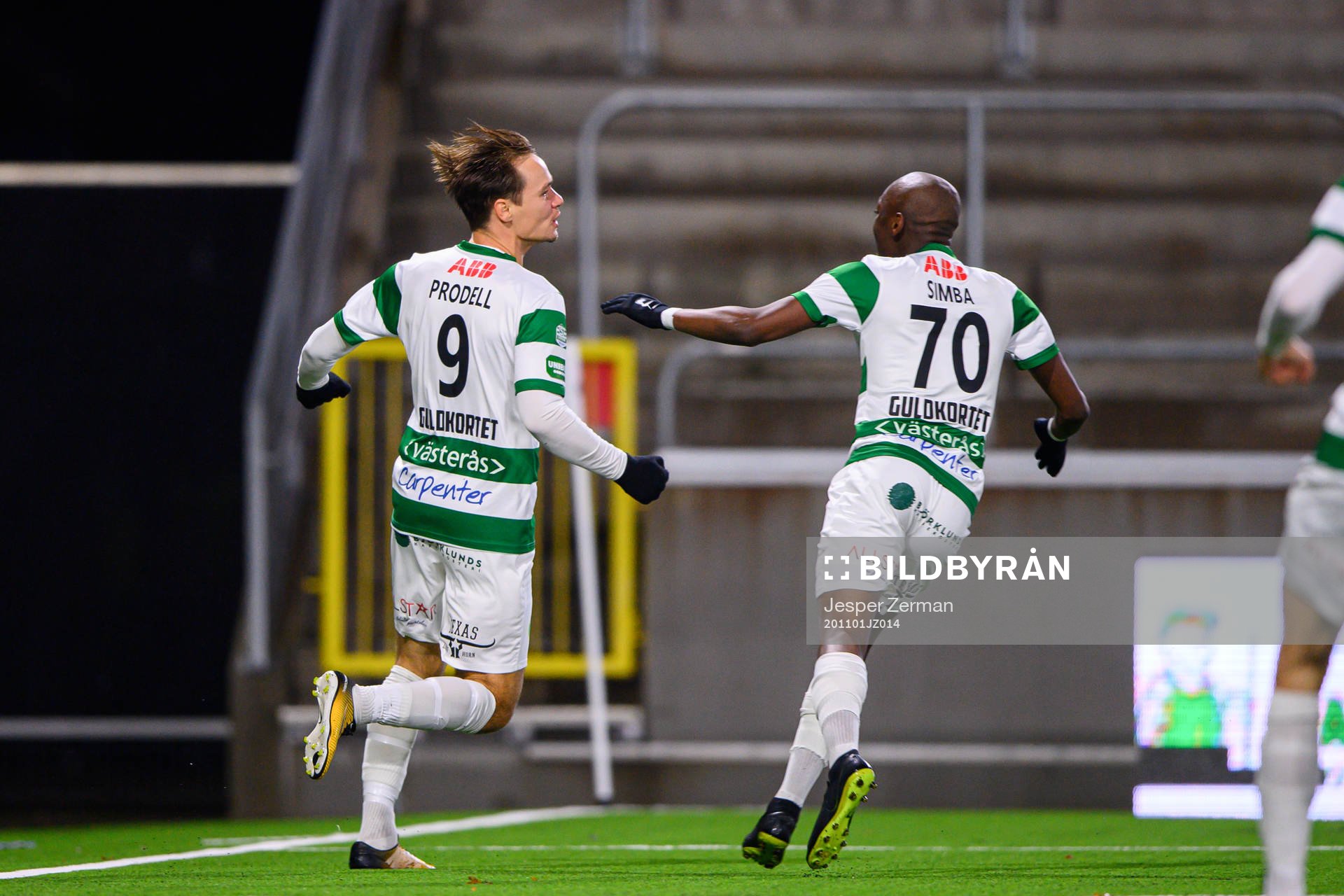 Västerås Viktor Prodell och Moonga Simba jublar