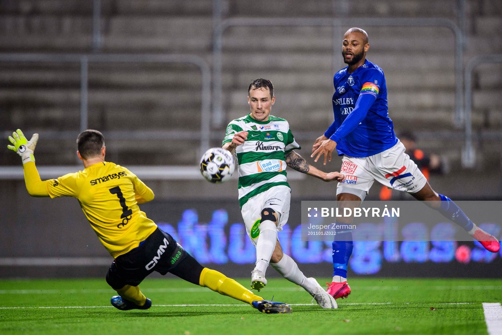 Västerås Filip Tronet och Trelleborgs målvakt Andreas