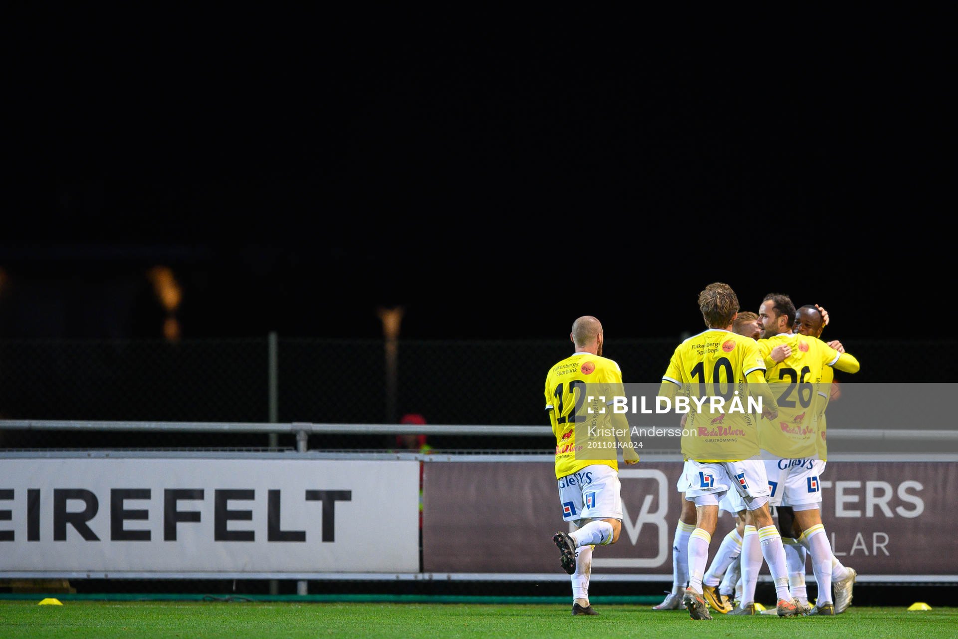 Falkenbergs spelare jublar med Nsima Peter