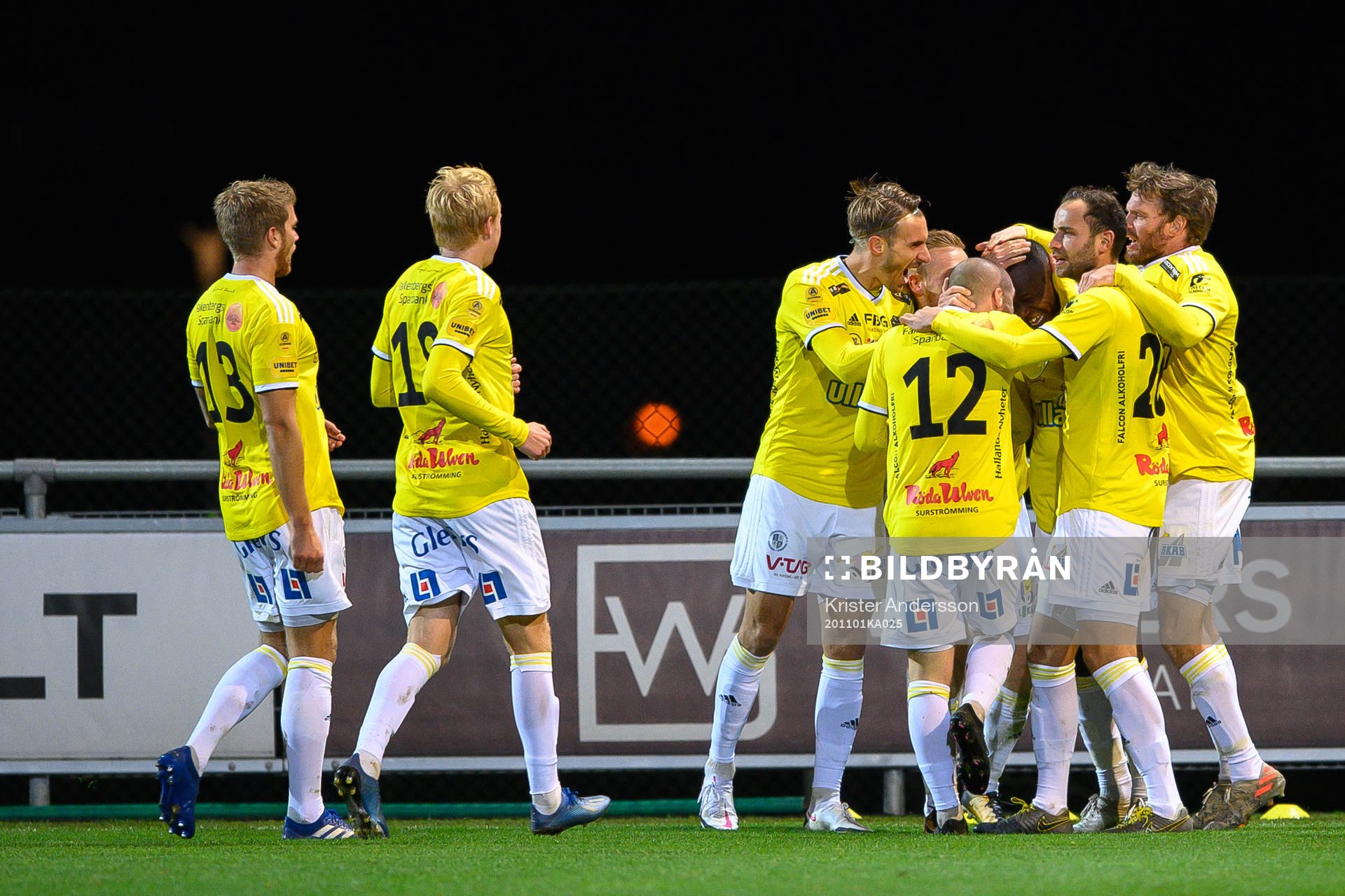 Falkenbergs spelare jublar med Nsima Peter