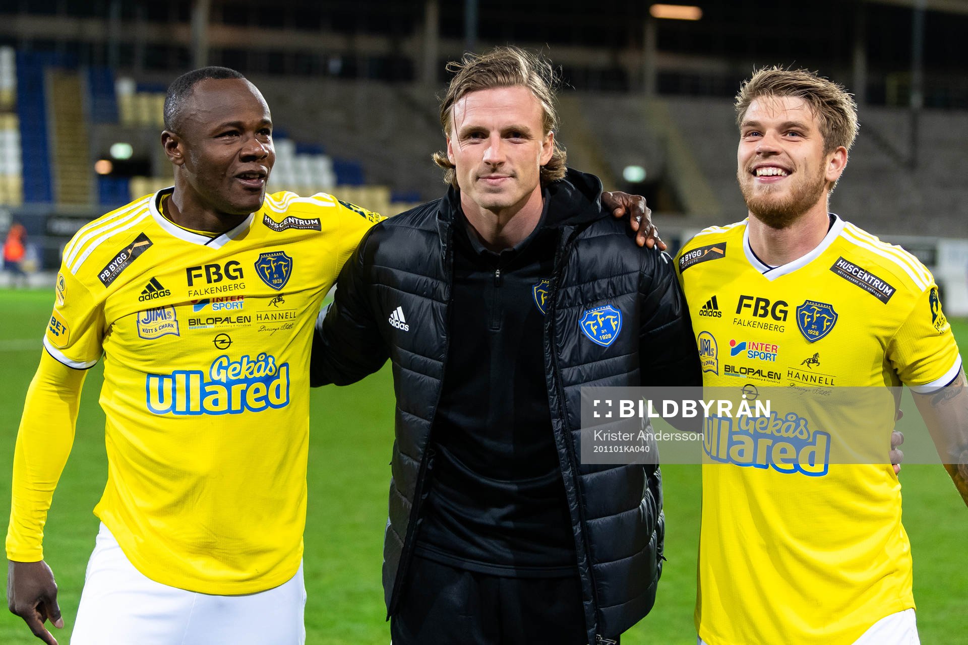 Falkenbergs Nsima Peter, Carl Johansson och Marcus Mathisen jublar efter fotbollsmatchen i Allsvenskan mellan Falkenberg och Djurgården den 1 november 2020 i Falkenberg.