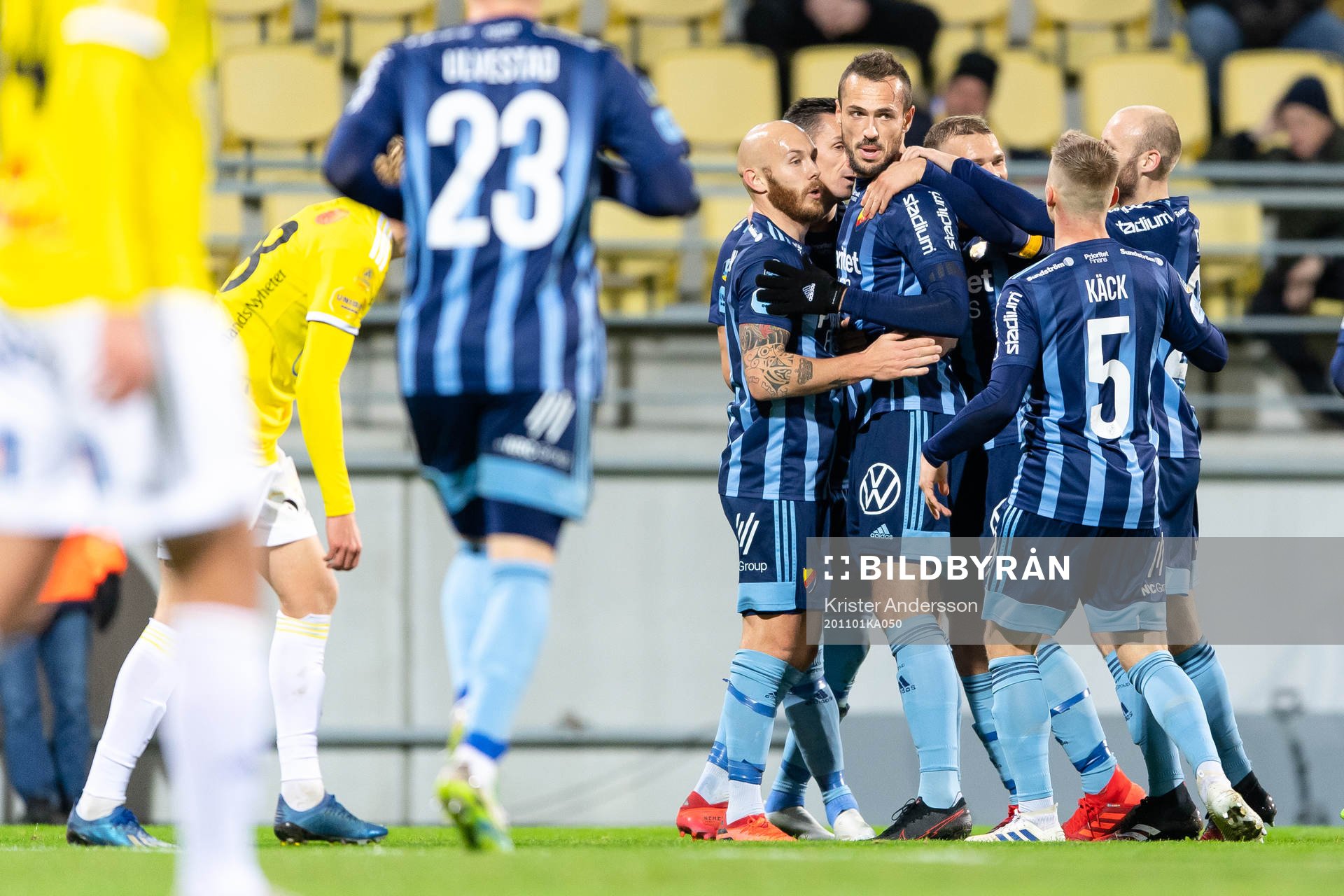 Djurgårdens Emir Kujovic jublar med lagkamrater efter 1-1 under fotbollsmatchen i Allsvenskan mellan Falkenberg och Djurgården den 1 november 2020 i Falkenberg.