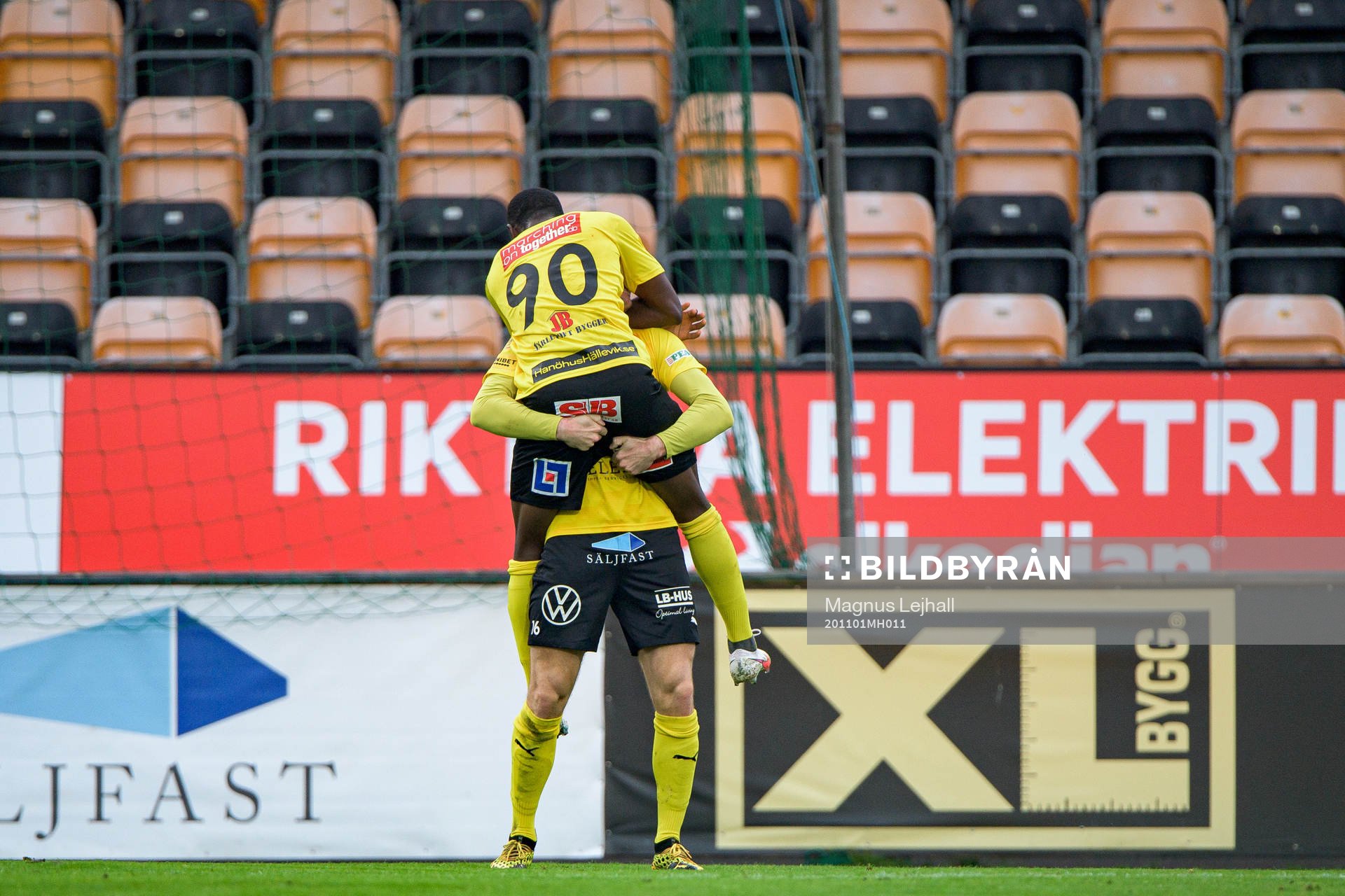 Mjällbys Jacob Bergström och Moses Ogbu jublar