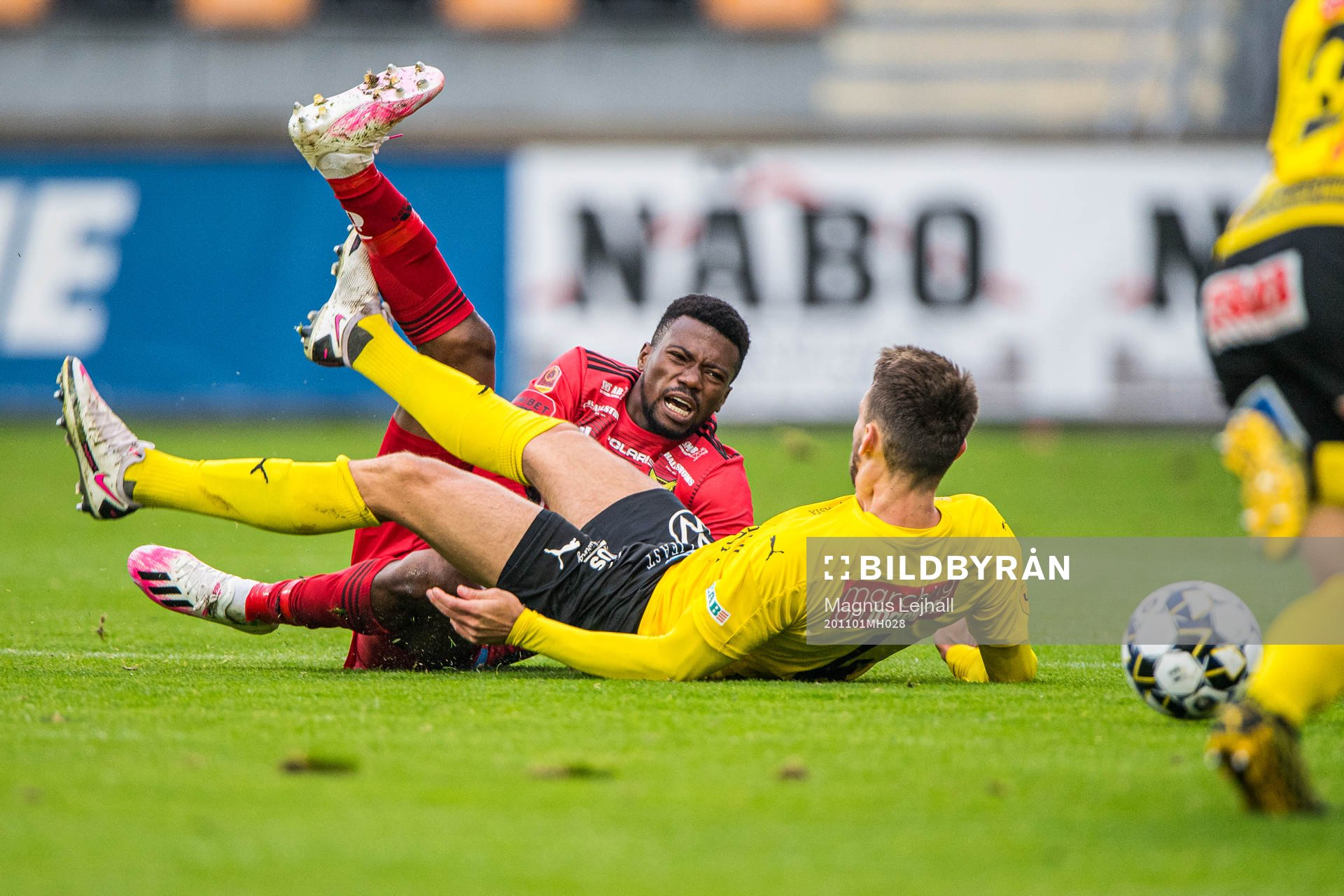 Östersunds Nebiyou Perry  och Mjällbys Max Watson
