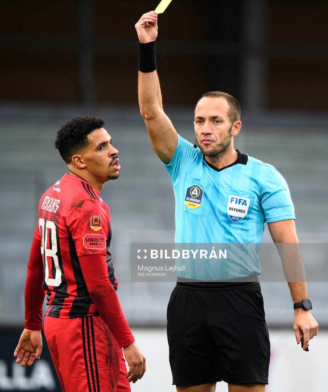 Östersunds Marco Weymans för en varning av domare Kaspar