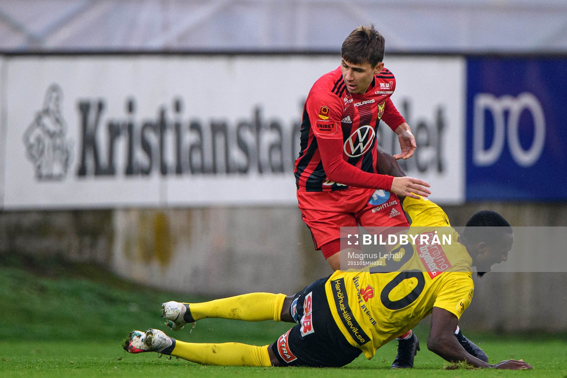 Östersunds Nikolaos Dosis och Mjällbys Moses Ogbu