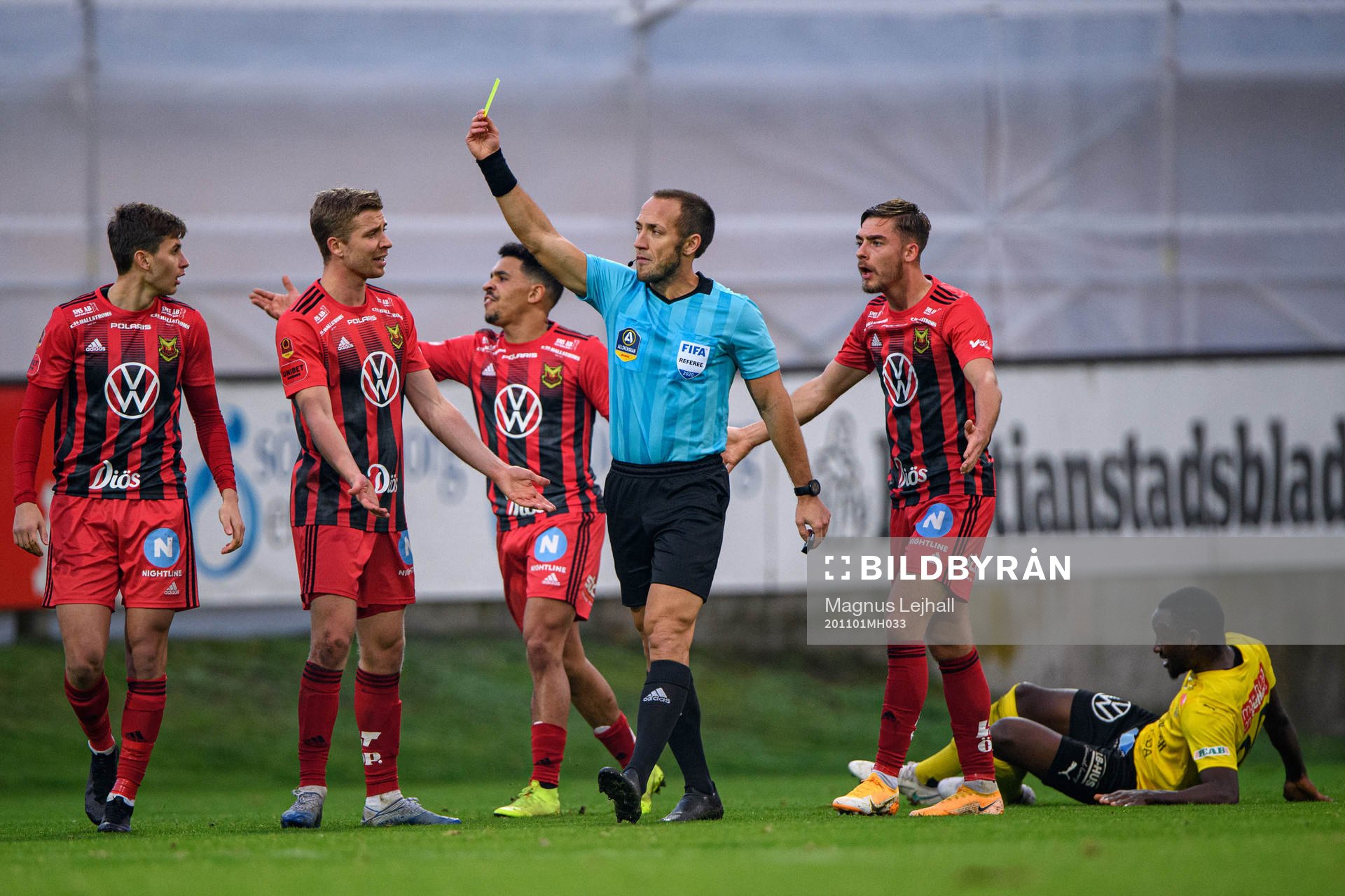 Östersunds Nikolaos Dosis får en varning av domare Kaspar