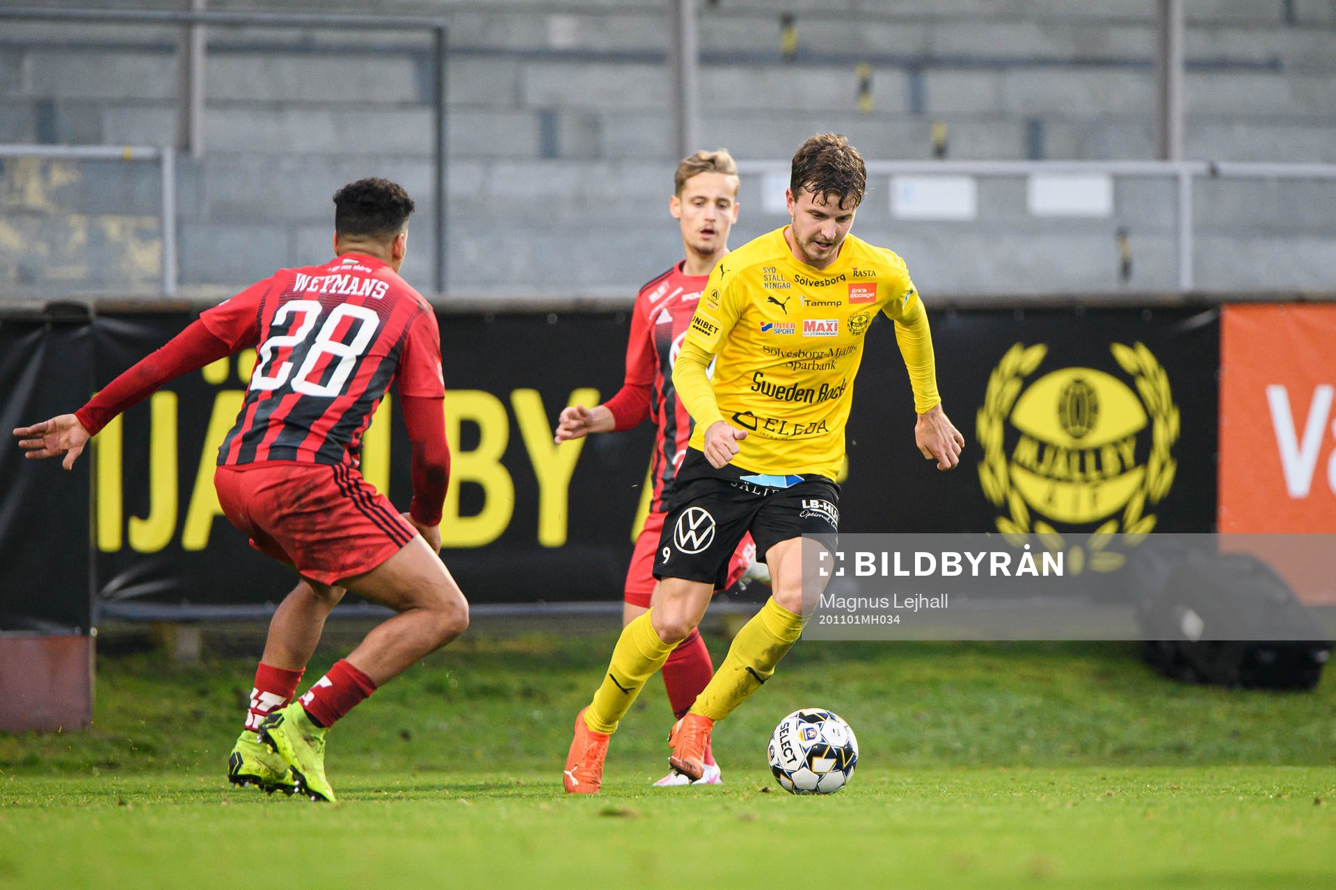 Östersunds Marco Weymans och Mjällbys Joel Nilsson