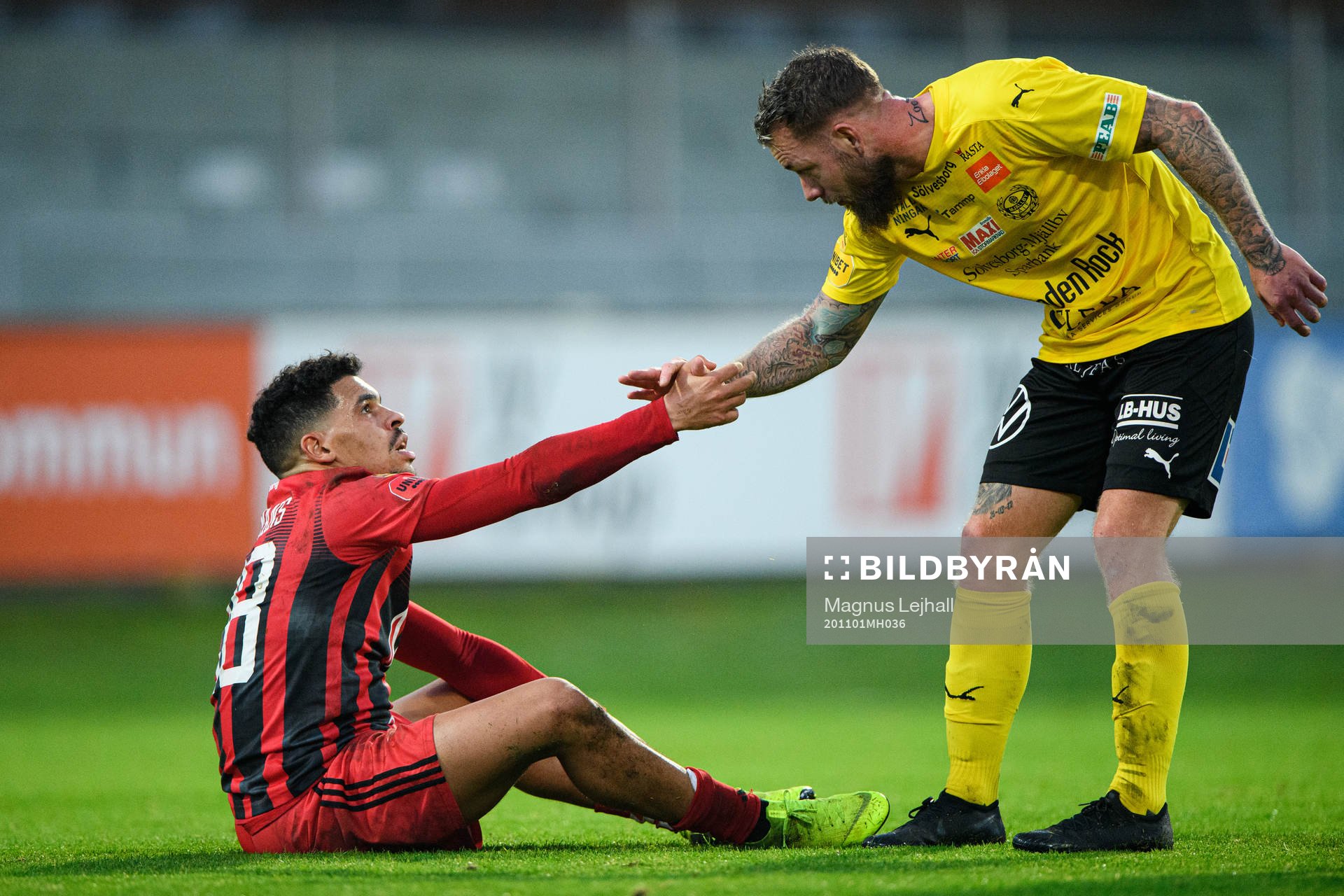 Östersunds Marco Weymans och Mjällbys Martin Spelmann