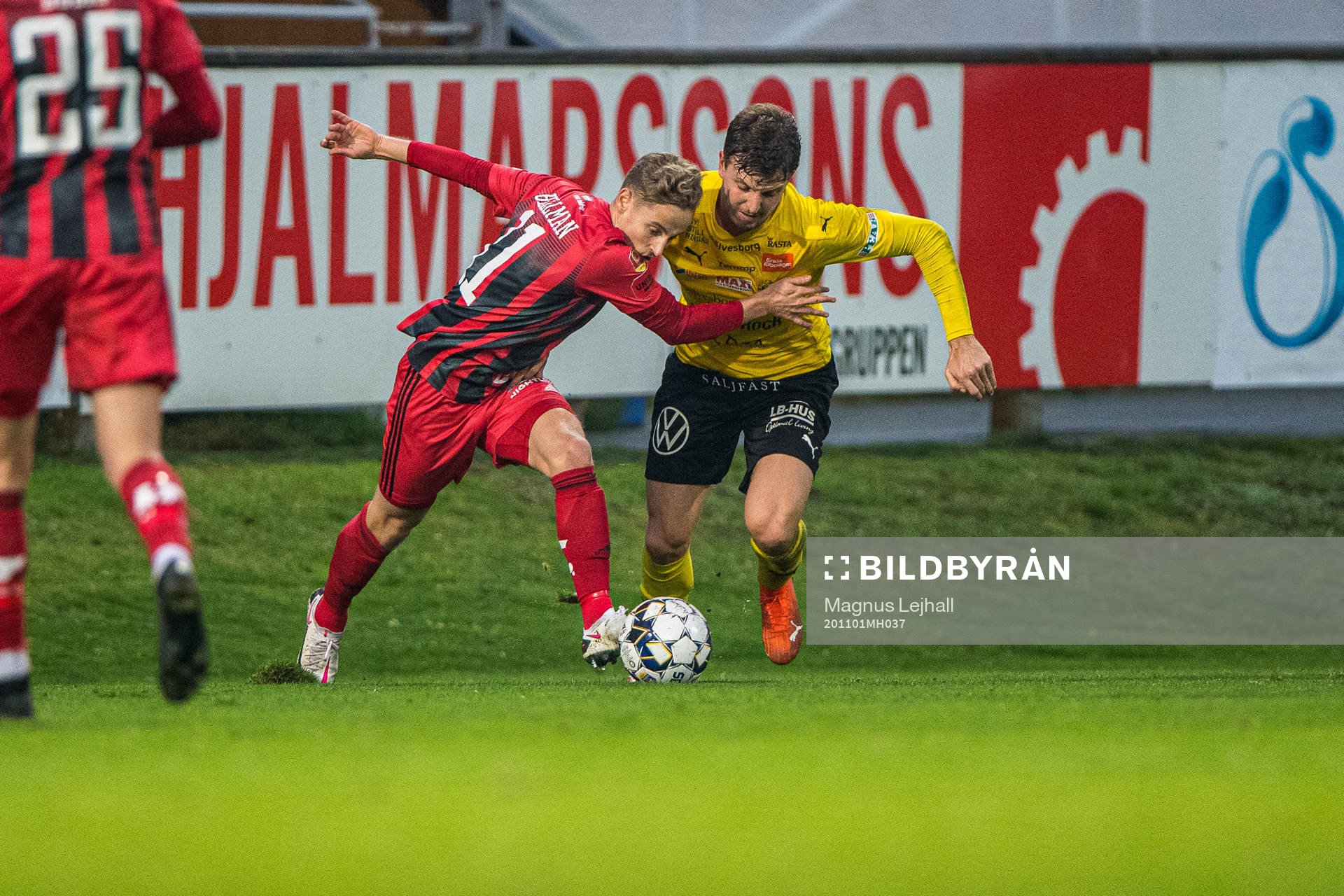 Östersunds Henrik Bellman  och Mjällbys Joel Nilsson