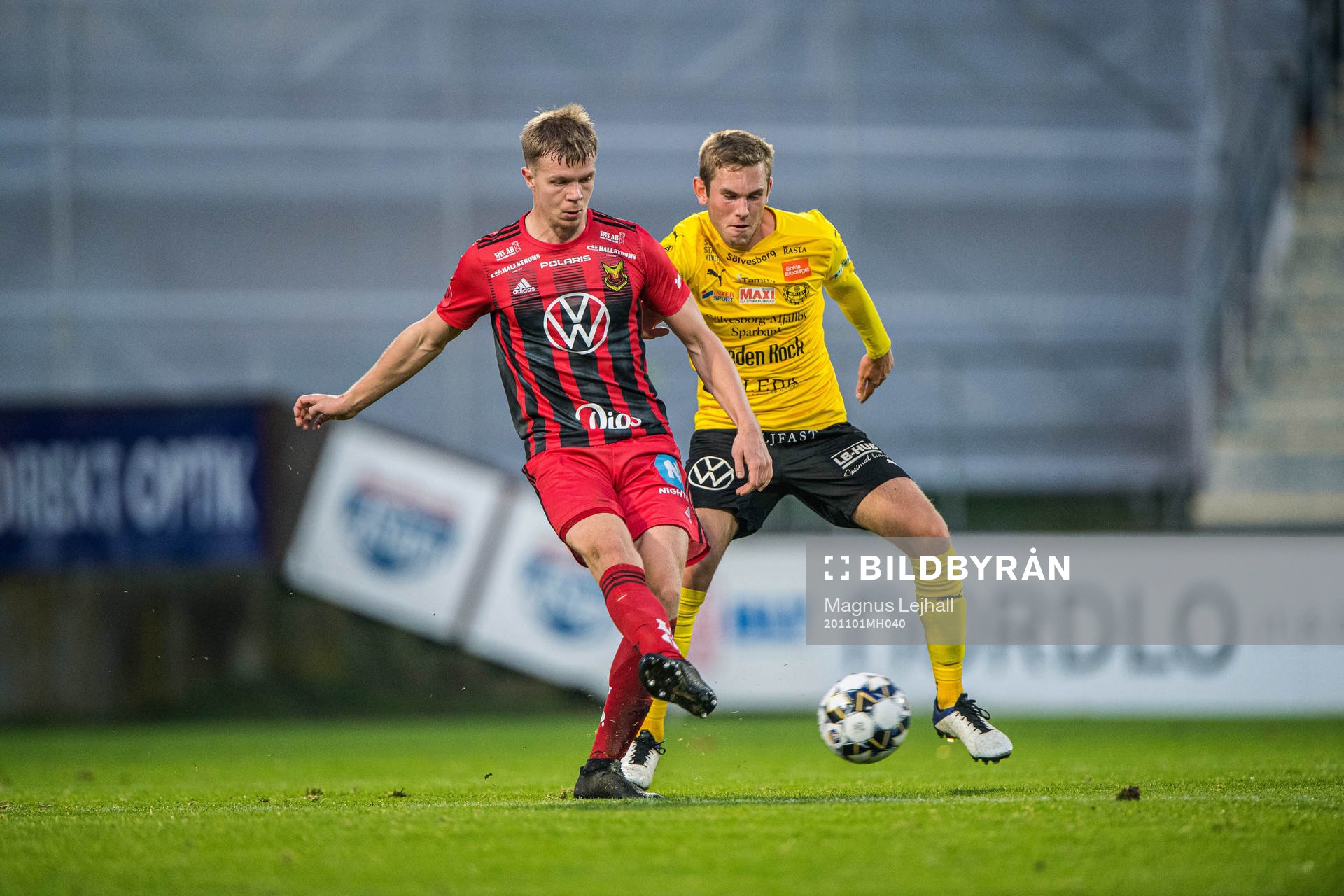 Östersunds Eirik Haugan  och Mjällbys Adam Petersson