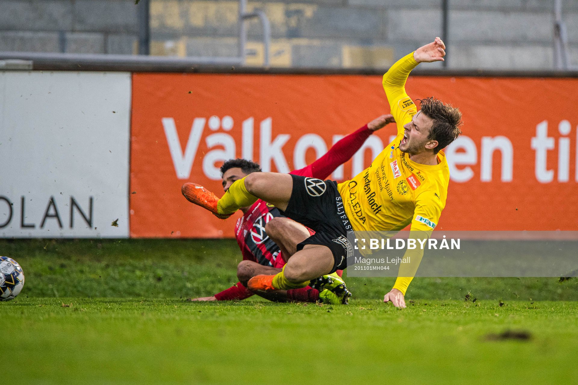 Mjällbys Joel Nilsson och Östersunds Marco Weymans